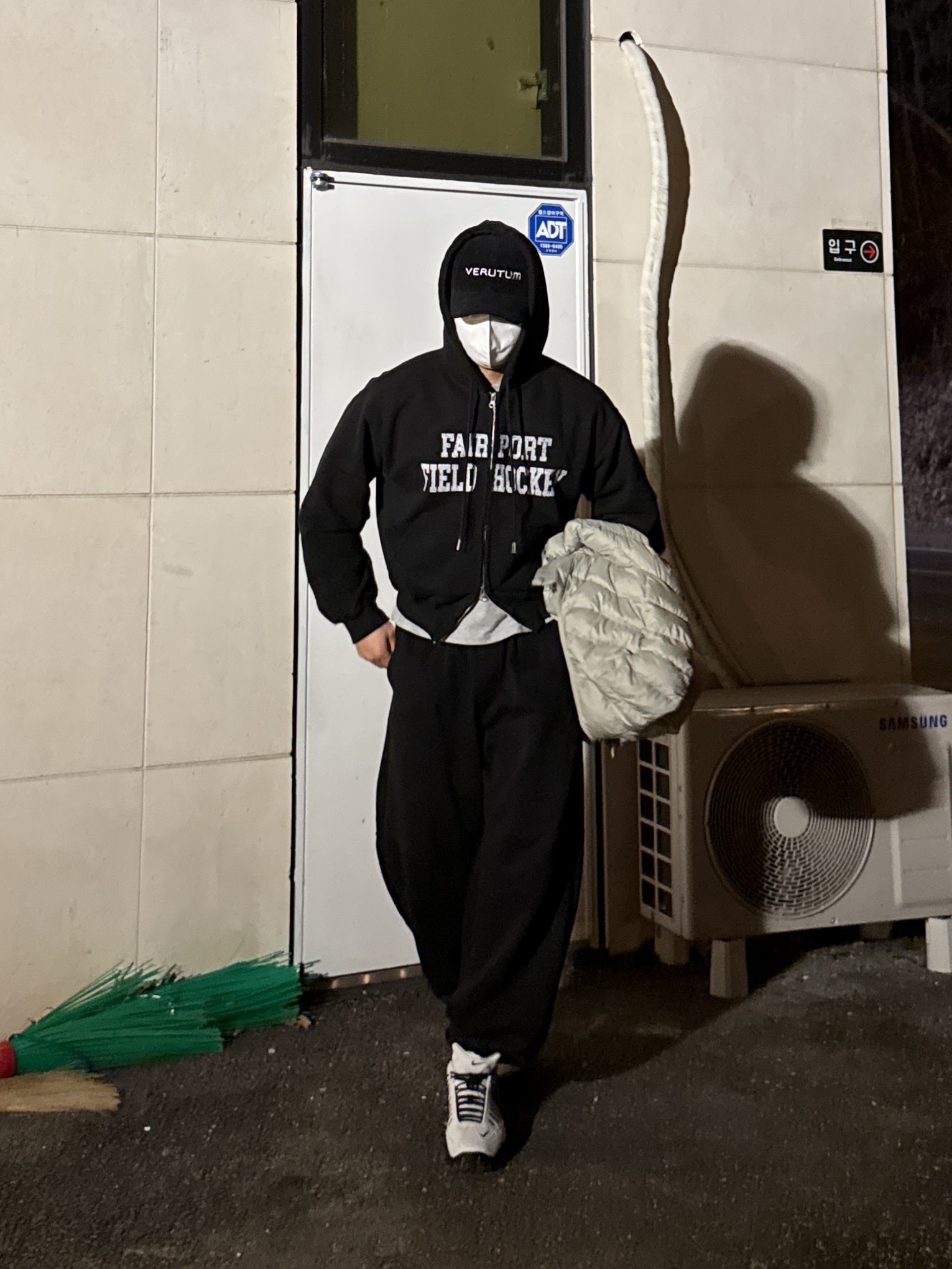 VERUTUM BC210CD Funky Serif Verutum Coduroy Ball Cap Navy, Nike x Ambush Air Adjust Force SP Summit White and Black 착용 스타일 - 4