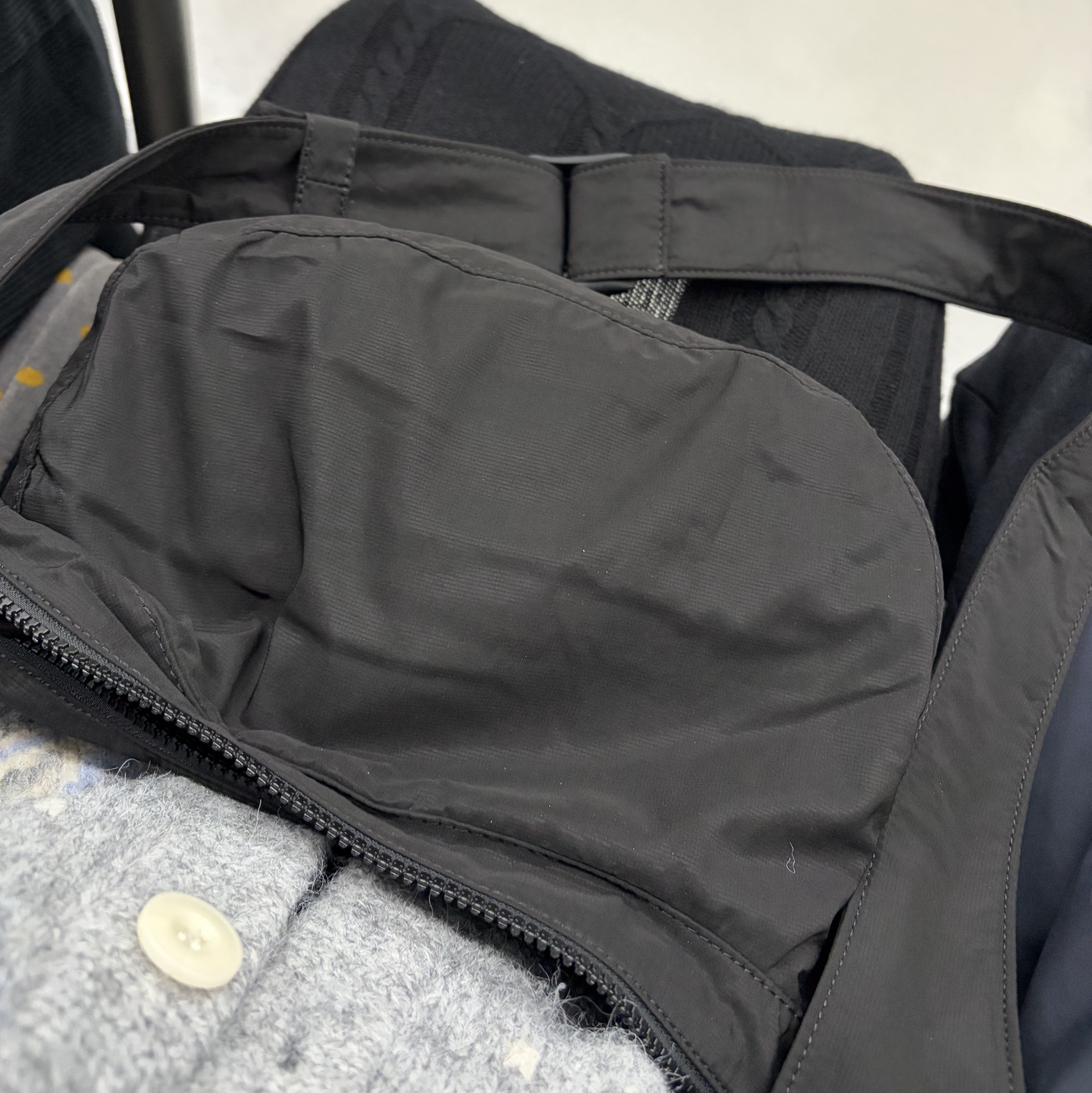 COS Nylon Crossbody Saddle Bag Black 착용 스타일