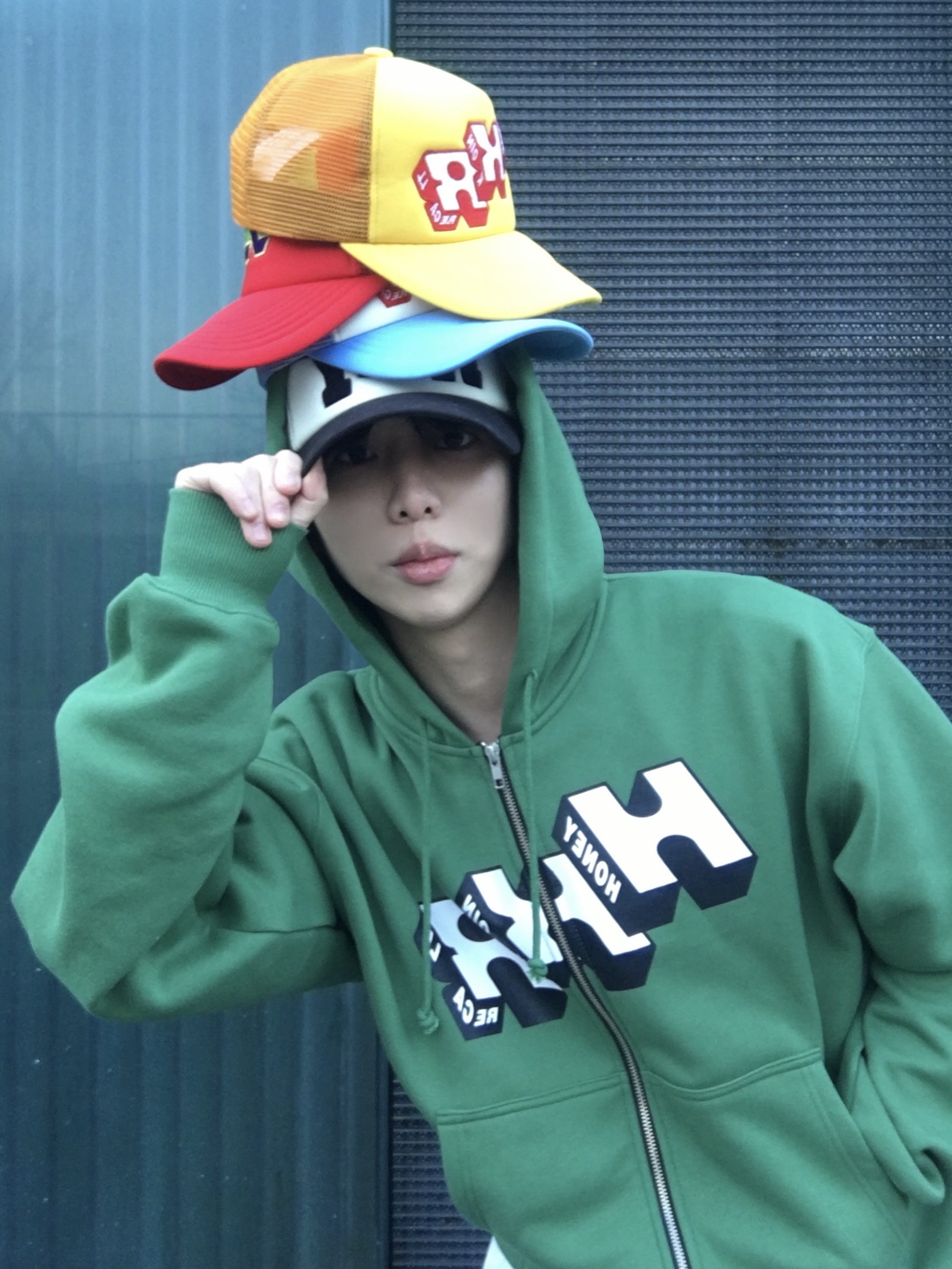 Honey Scoop House HNY Logo Trucker Cap Camo, Honey Scoop House HKR Logo Trucker Cap Yellow 착용 스타일 - 2