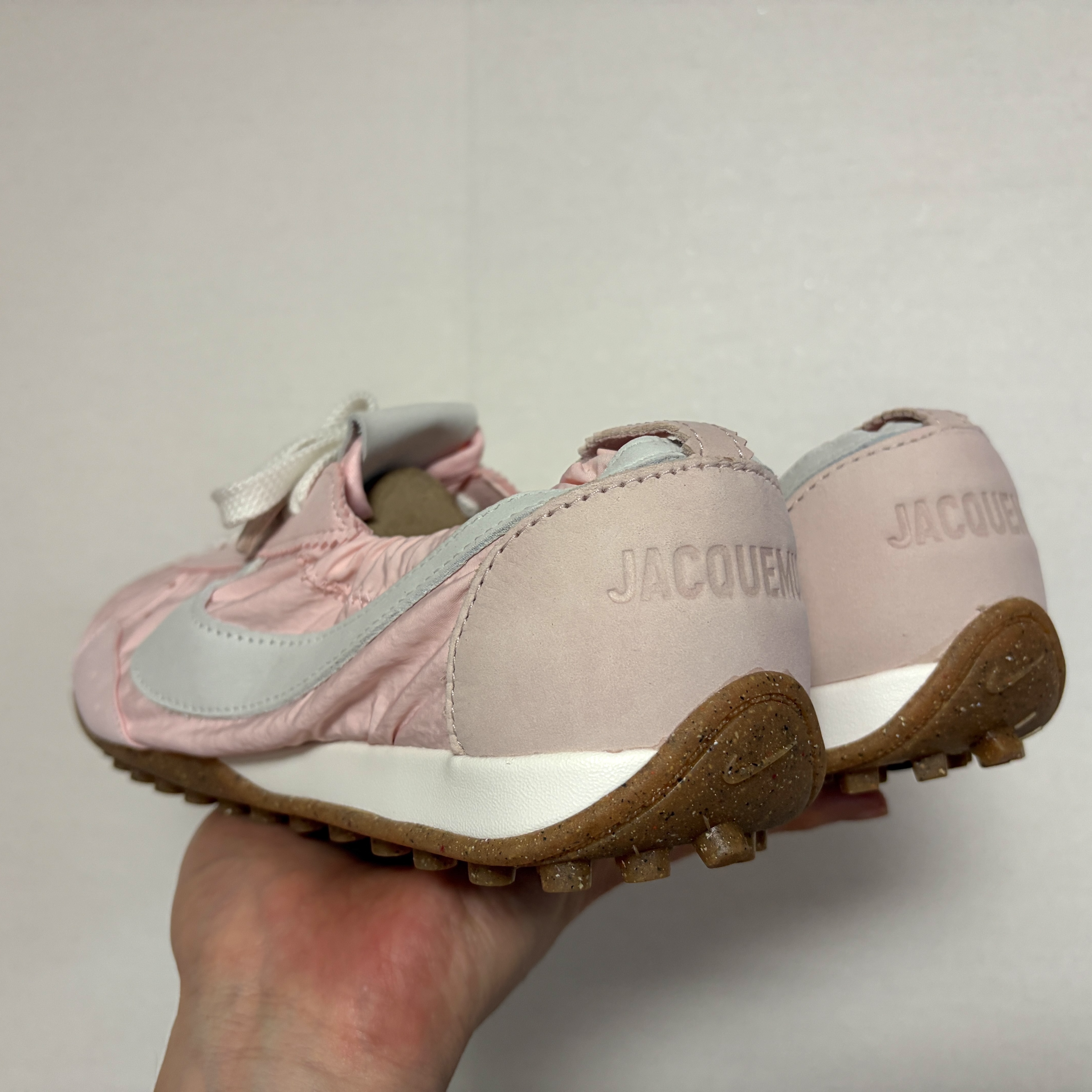 Nike x Jacquemus Moon Shoe SP Aluminum Pink Sail 착용 스타일 - 3