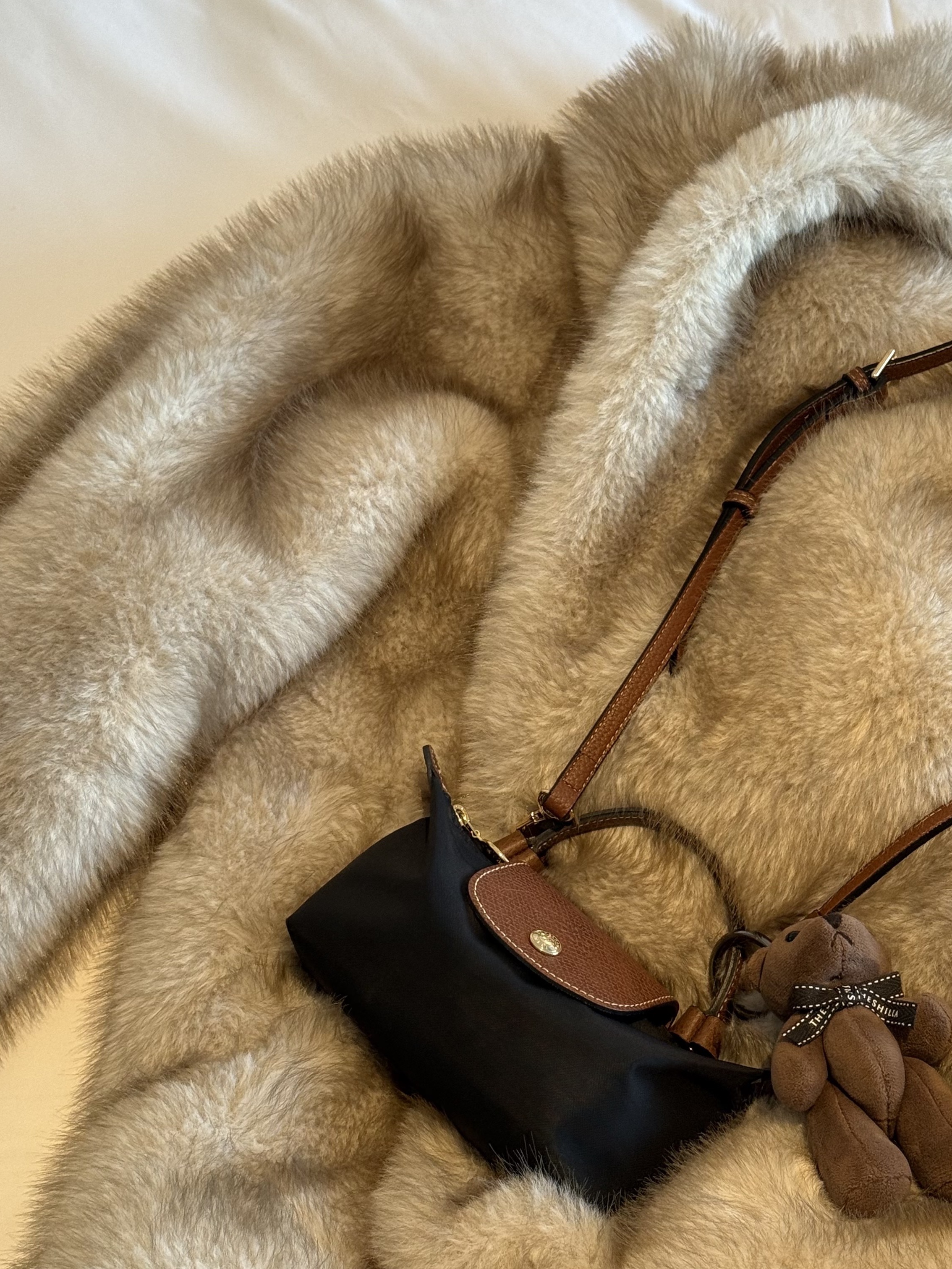 Longchamp Le Pliage Original Handle Pouch Black, (W) Celine Triomphe Square Acetate Sunglasses White Silver 착용 스타일 - 2