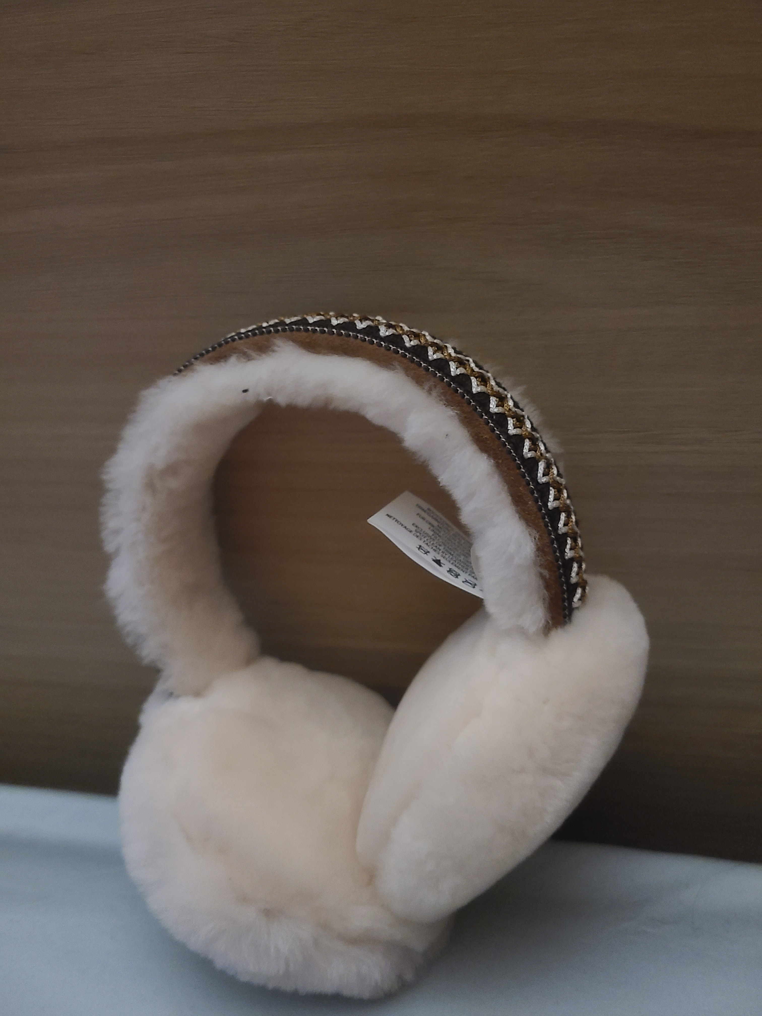 (W) UGG Sheepskin Tasman Earmuff Chestnut 착용 스타일