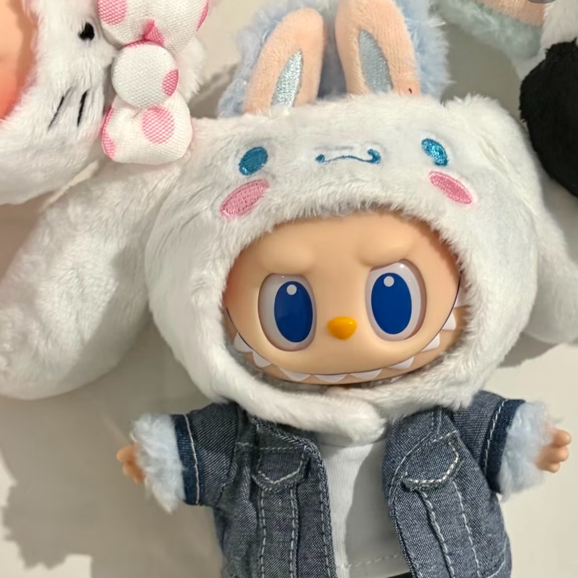 Pop Mart Labubu The Monsters x Hello Kitty And Friends Series Plush Pendant Cinnamoroll (Opened Case) 착용 스타일