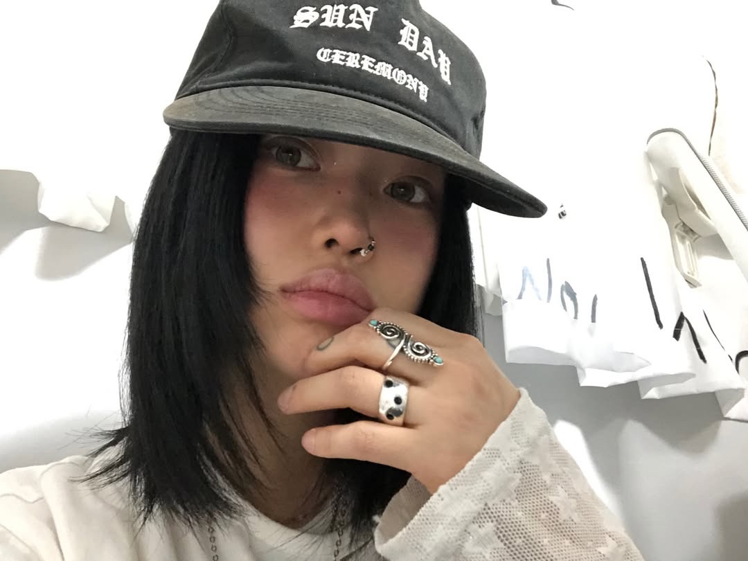 Sunday Ceremony Vintage Washed 5 Panel Cotton Cap - Black, Sunday Ceremony Sy Logo 5 Panel Cotton Cap - Black 착용 스타일 - 1