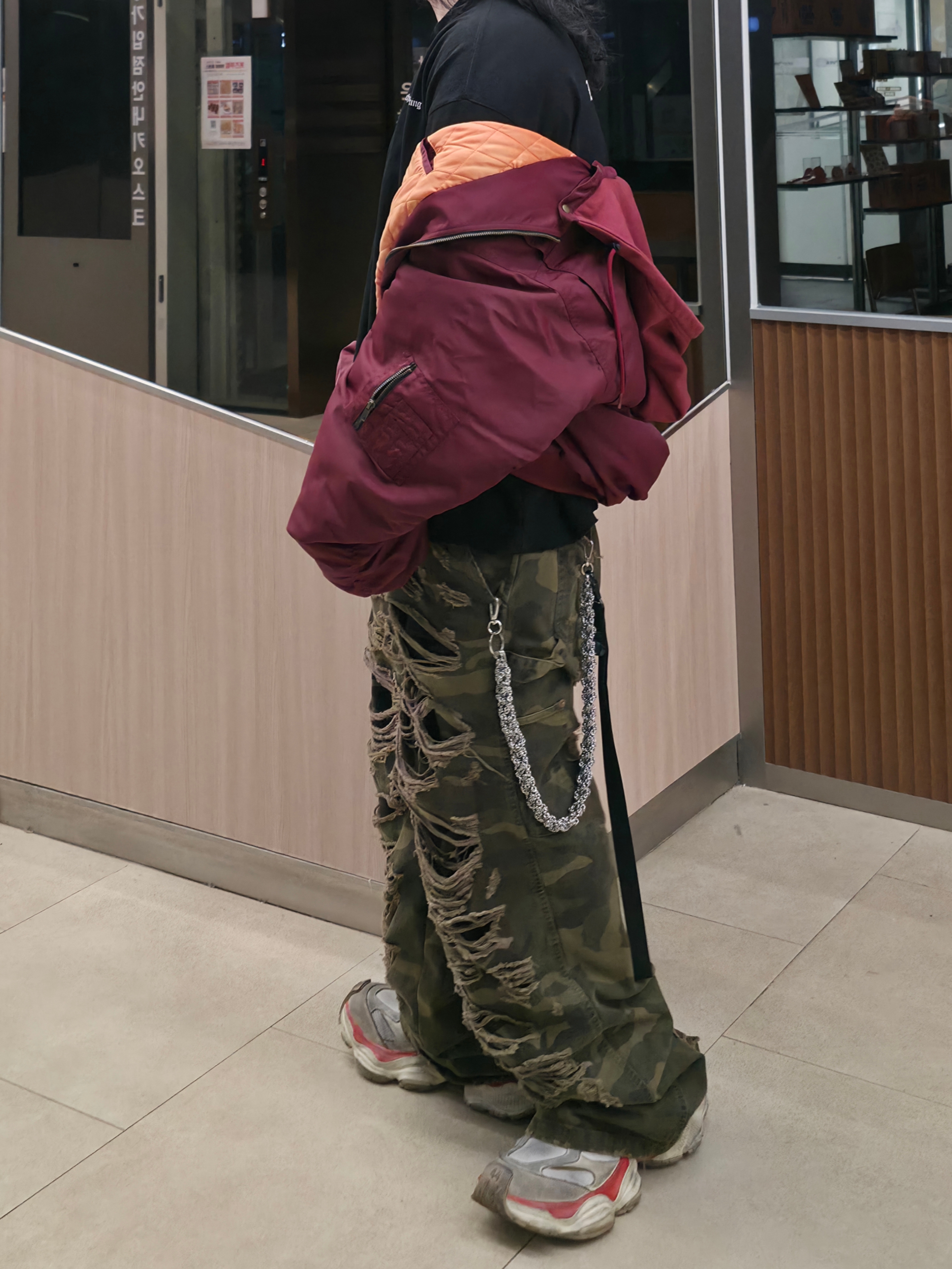 emostanceclub Double Layered Distressed Camo Pants Woodland Camo, Balenciaga Cargo Sneakers Beige Grey Red 착용 스타일 - 2