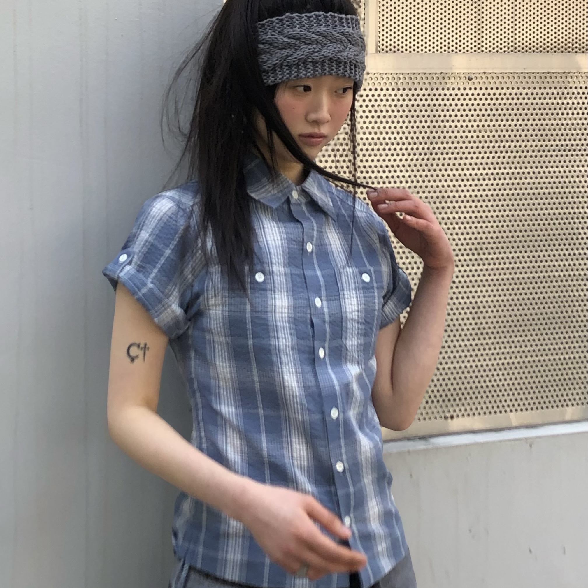 SPORT CHAMBER SC Square Check Roll-up Shirt BLUE, SPORT CHAMBER SC Star Carpenter Denim Pants BLACK 착용 스타일 - 2