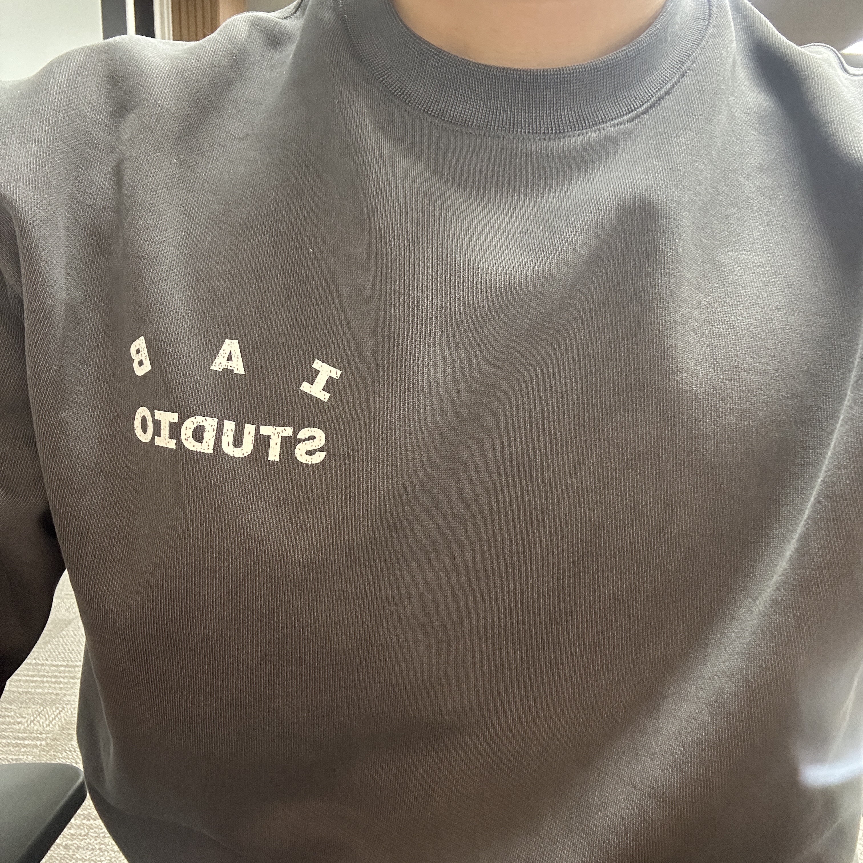 IAB Studio IAB Damaged Logo Sweatshirt Charcoal 착용 스타일