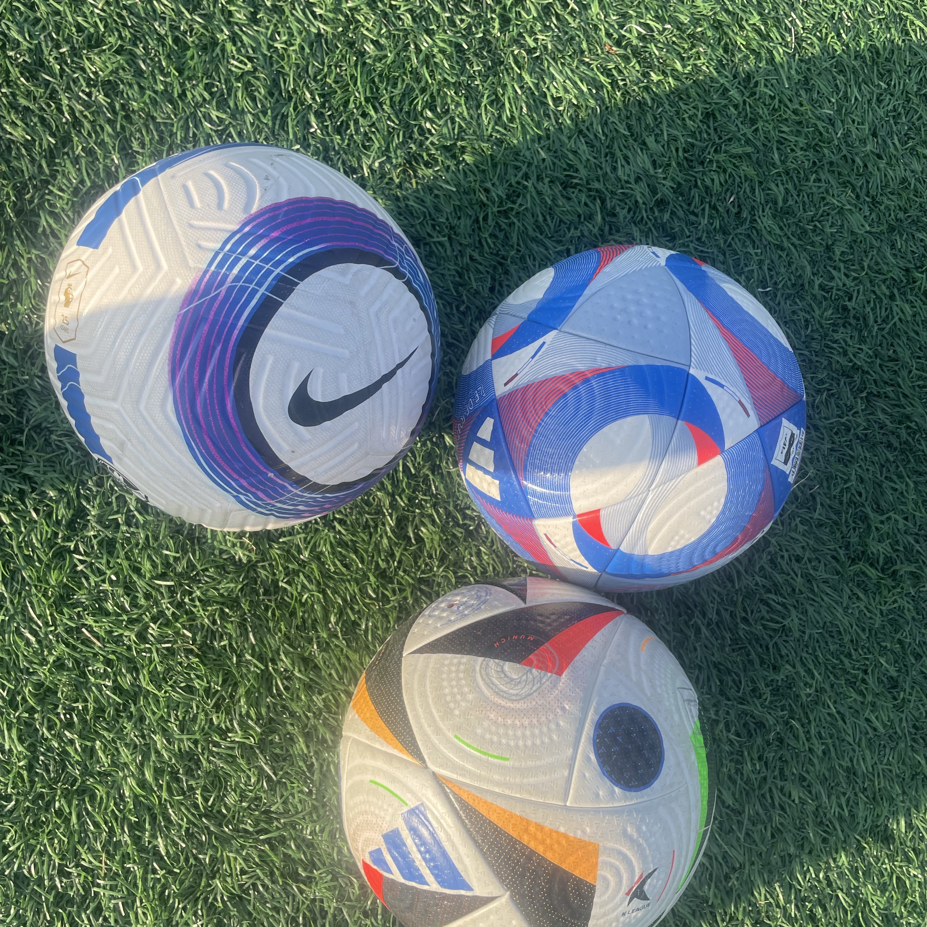 Mizuno Morelia Sala Japan TF White Laser Blue, Nike Premier League Flight Football White Blue 착용 스타일 - 2