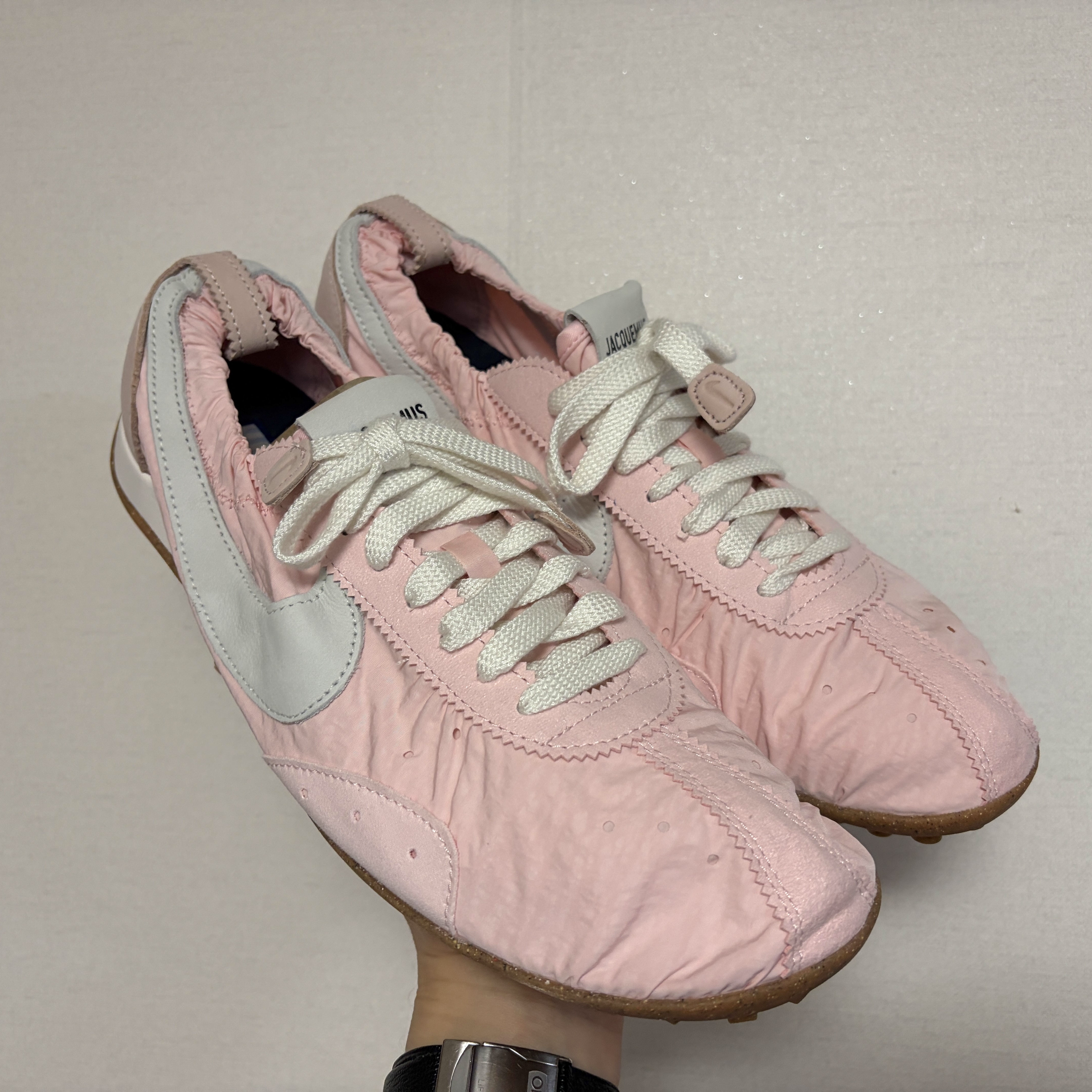 Nike x Jacquemus Moon Shoe SP Aluminum Pink Sail 착용 스타일 - 2