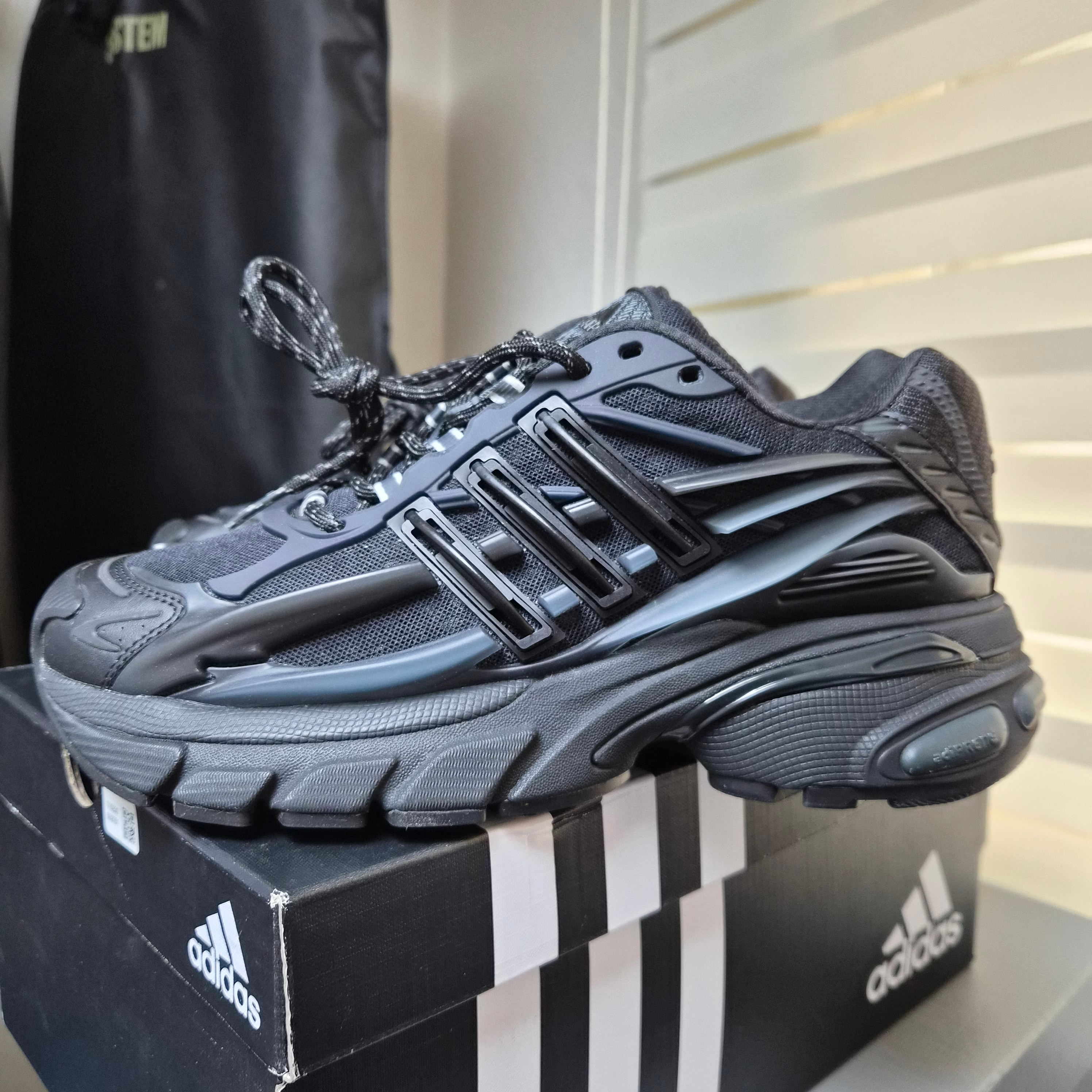 Adidas x Pharrell Williams Virginia Adistar Jellyfish Triple Black 착용 스타일 - 4