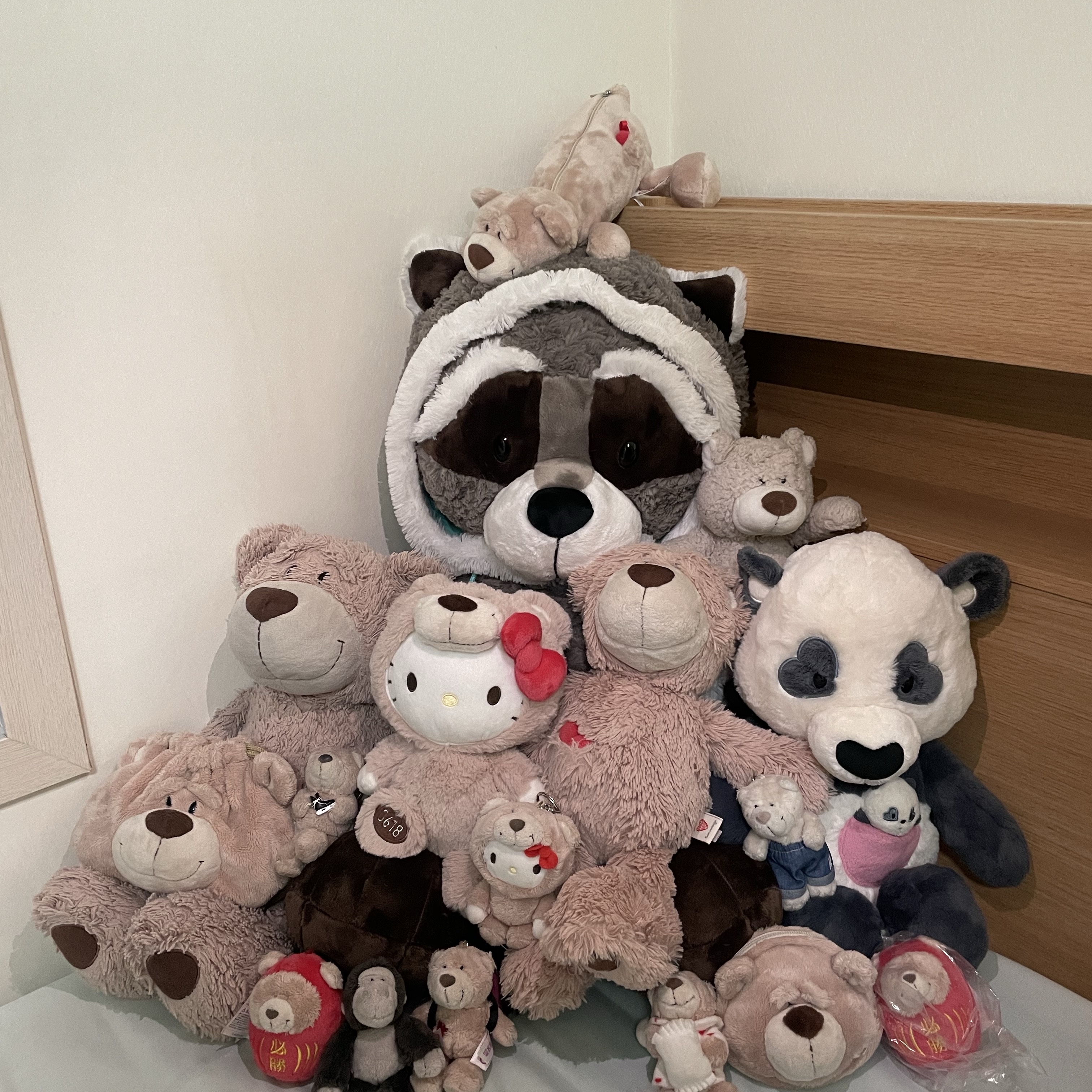 [KREAM 단독] NICI Soft toy raccoon Lenno 70cm dangling GREEN, [KREAM 단독] NICI Love bear light-brown 50cm dangling 착용 스타일 - 1