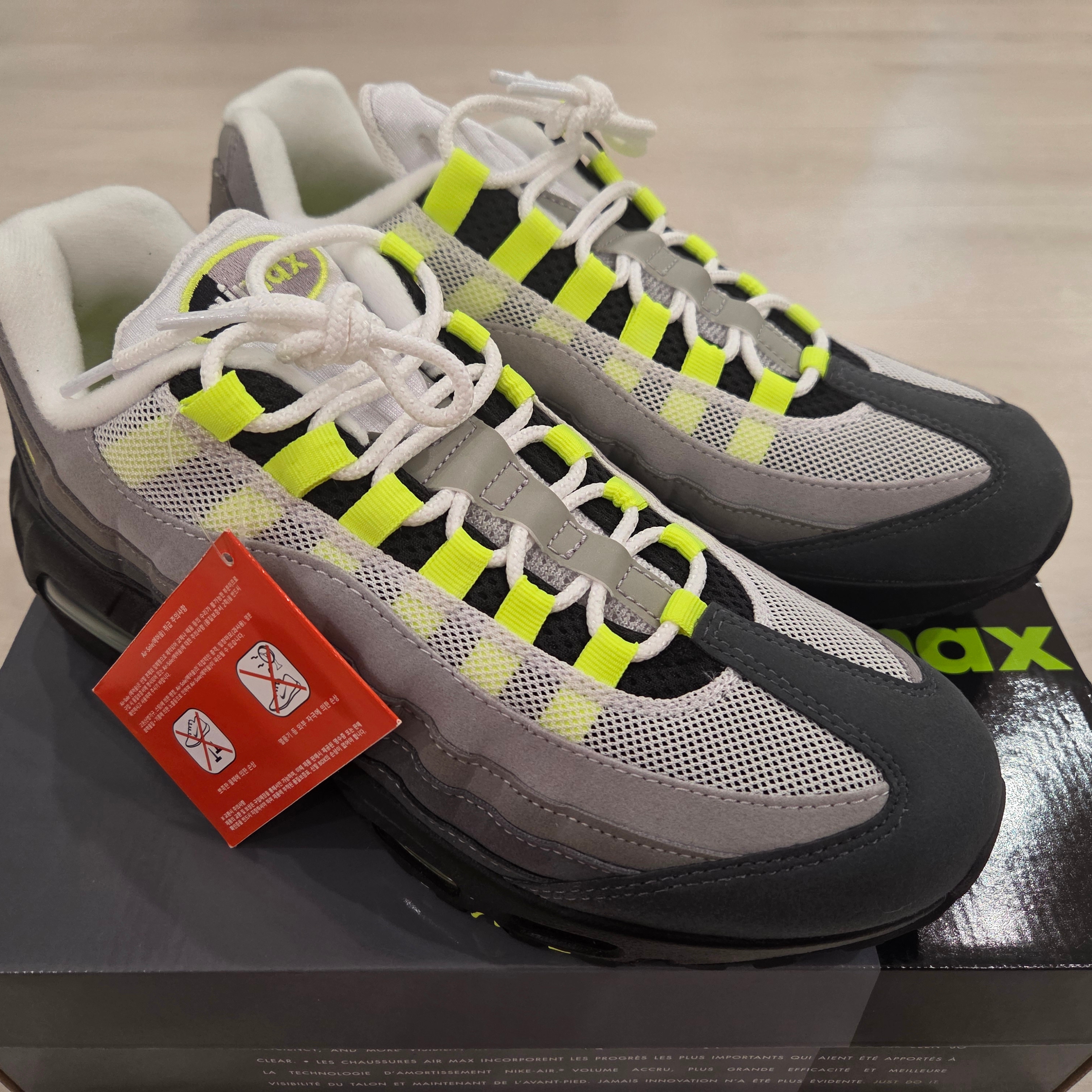 Nike Air Max 95 OG Neon 착용 스타일