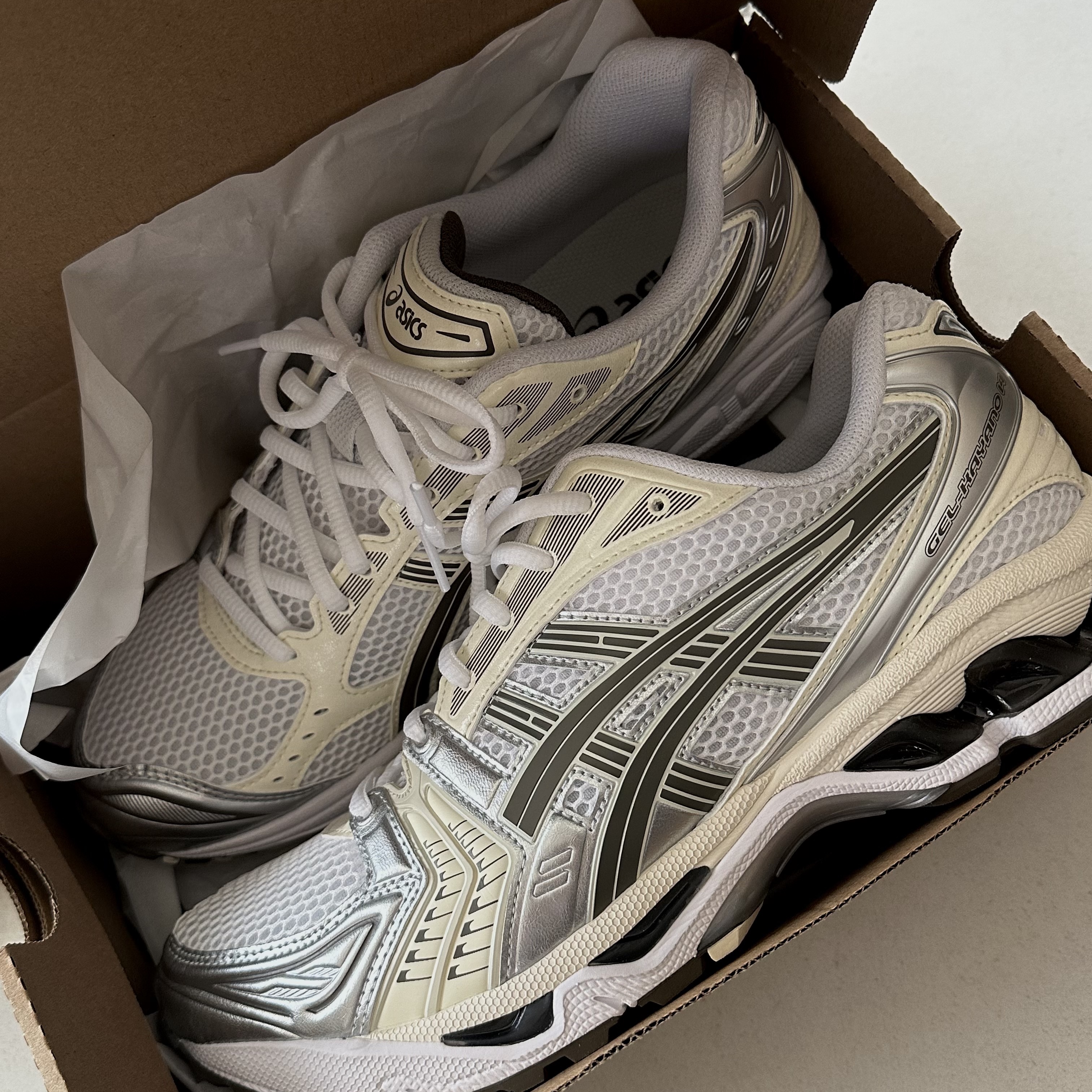 Asics Gel-Kayano 14 White Ivory 착용 스타일