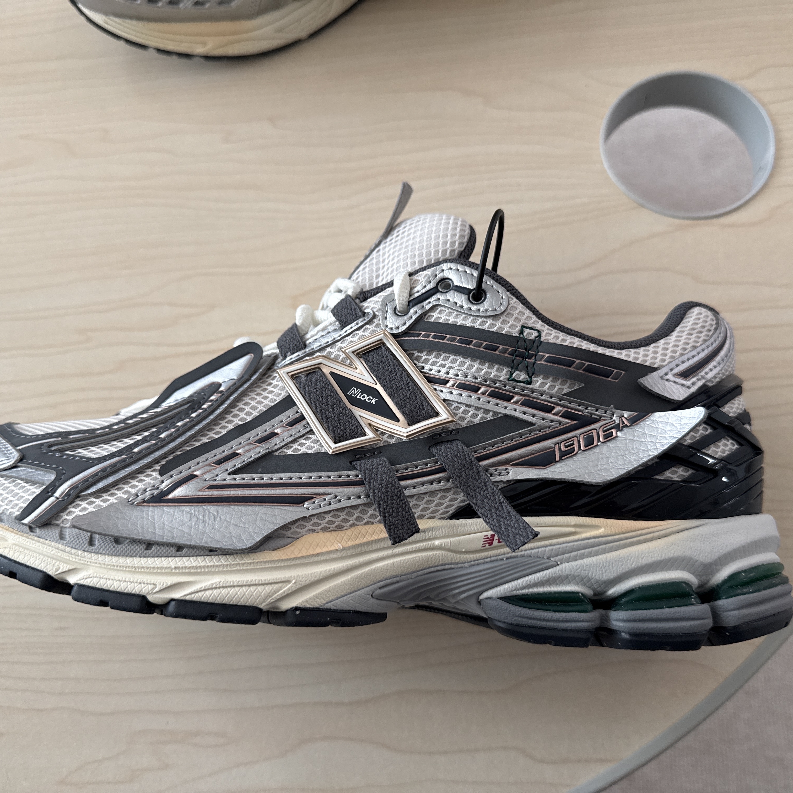 New Balance 1906A Silver Metallic Castlerock 착용 스타일 - 1