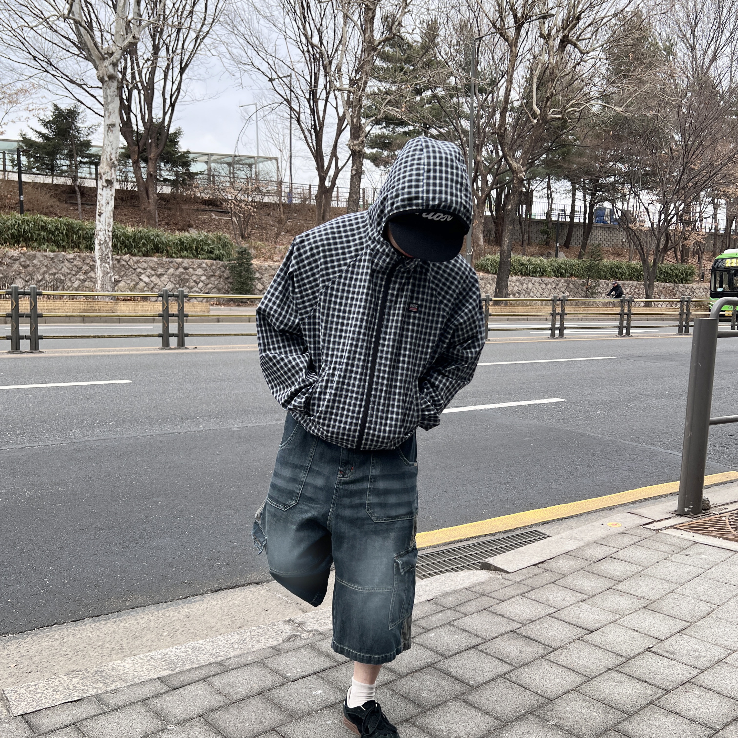 SPORT CHAMBER SC Square Check Windbreaker NAVY 착용 스타일