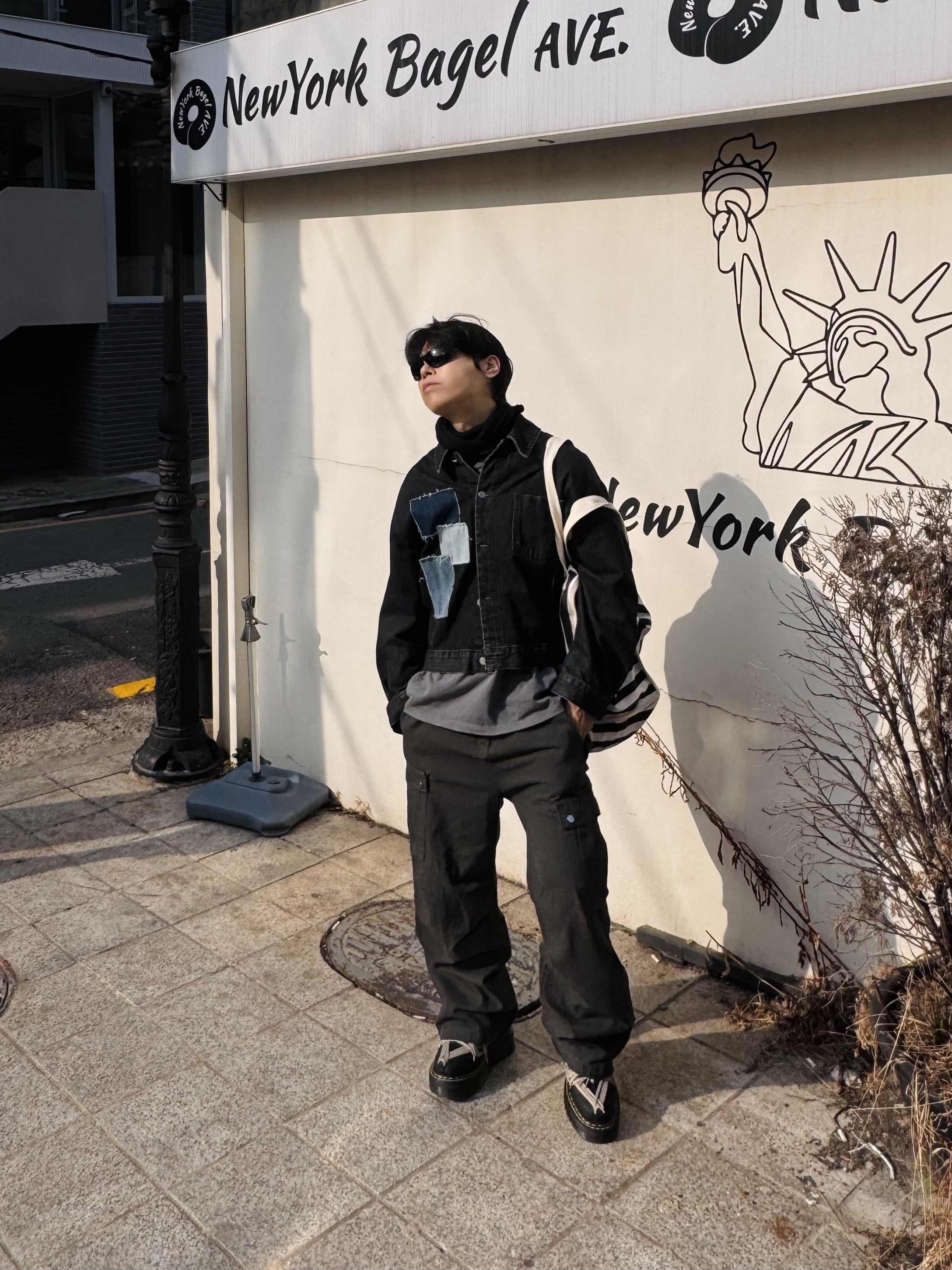 Dr. Martens x Rick Owens 1460 Quad Sole Mega Lace Boots Black, Ray-Ban Balorama Polished Black Frame G-15 Green Polarized Lense High Bridge Fit 착용 스타일 - 3