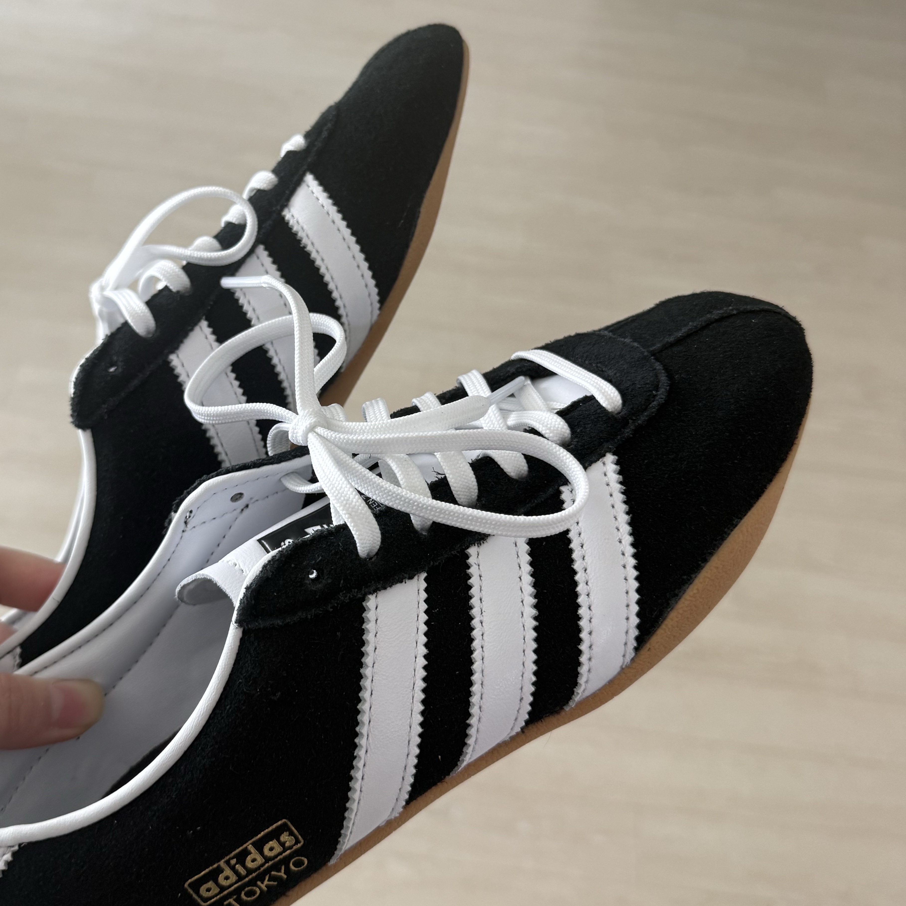 (W) Adidas Tokyo Core Black Cloud White 착용 스타일