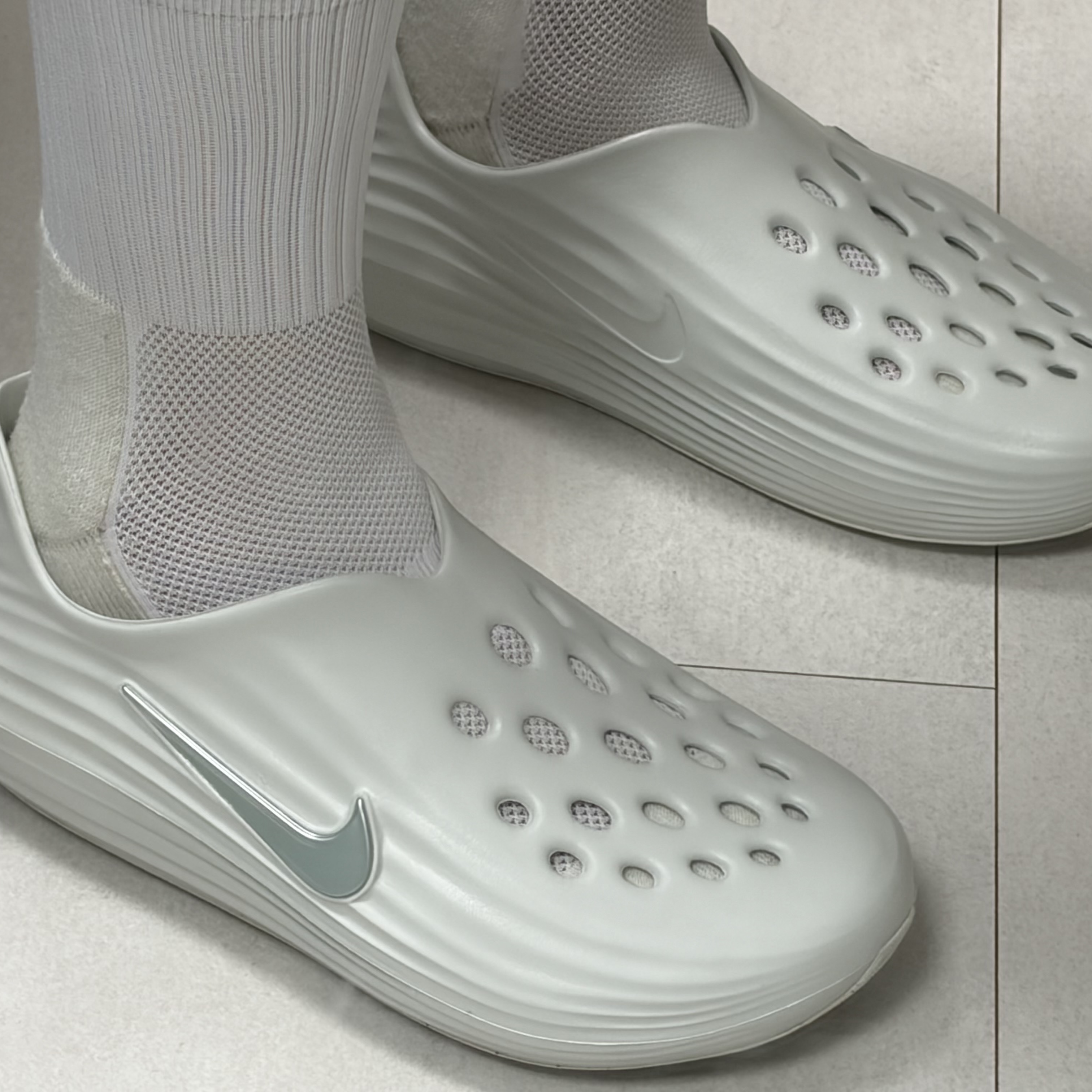 Nike ReactX Rejuven8 Spruce Aura Light Silver 착용 스타일