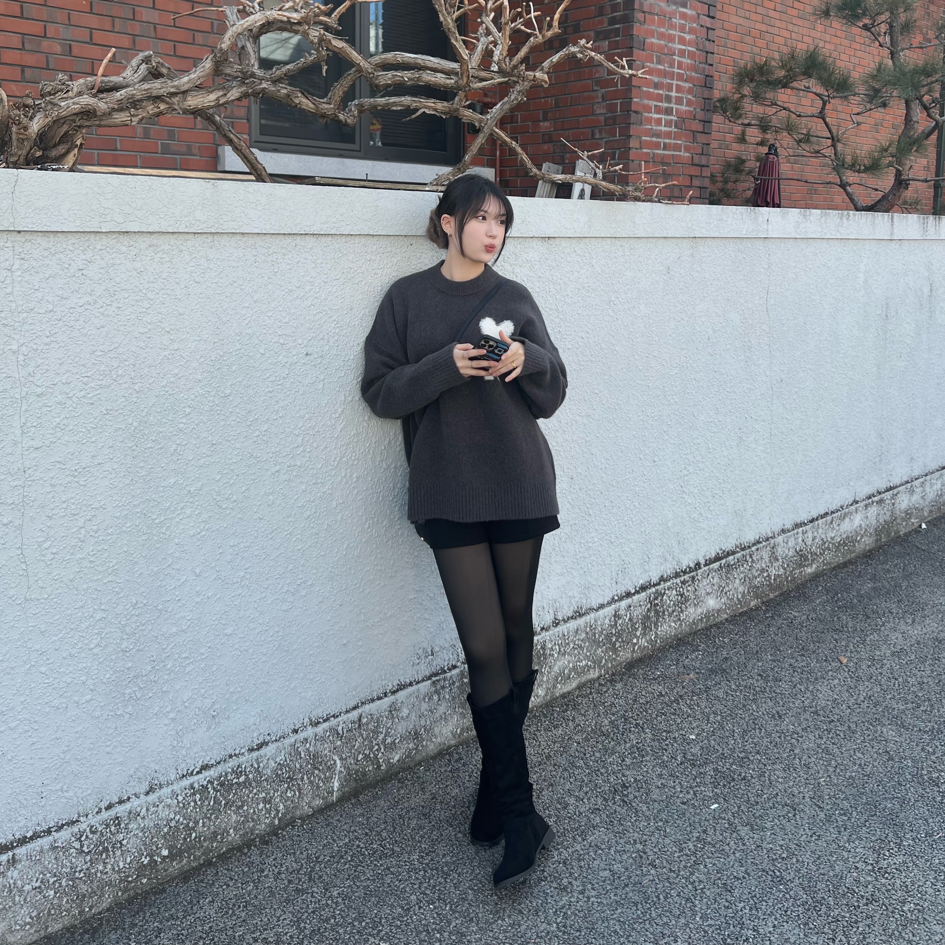 AMI de Coeur Cloudy Wool Sweater Dark Grey 착용 스타일 - 4