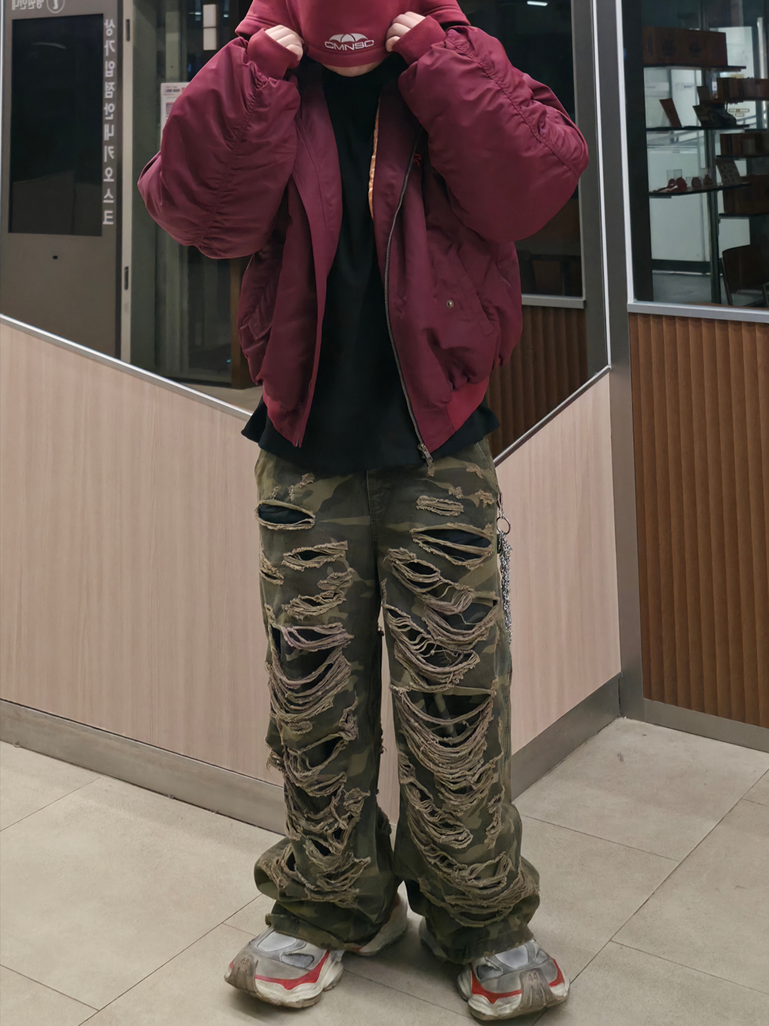 emostanceclub Double Layered Distressed Camo Pants Woodland Camo, Balenciaga Cargo Sneakers Beige Grey Red 착용 스타일 - 3