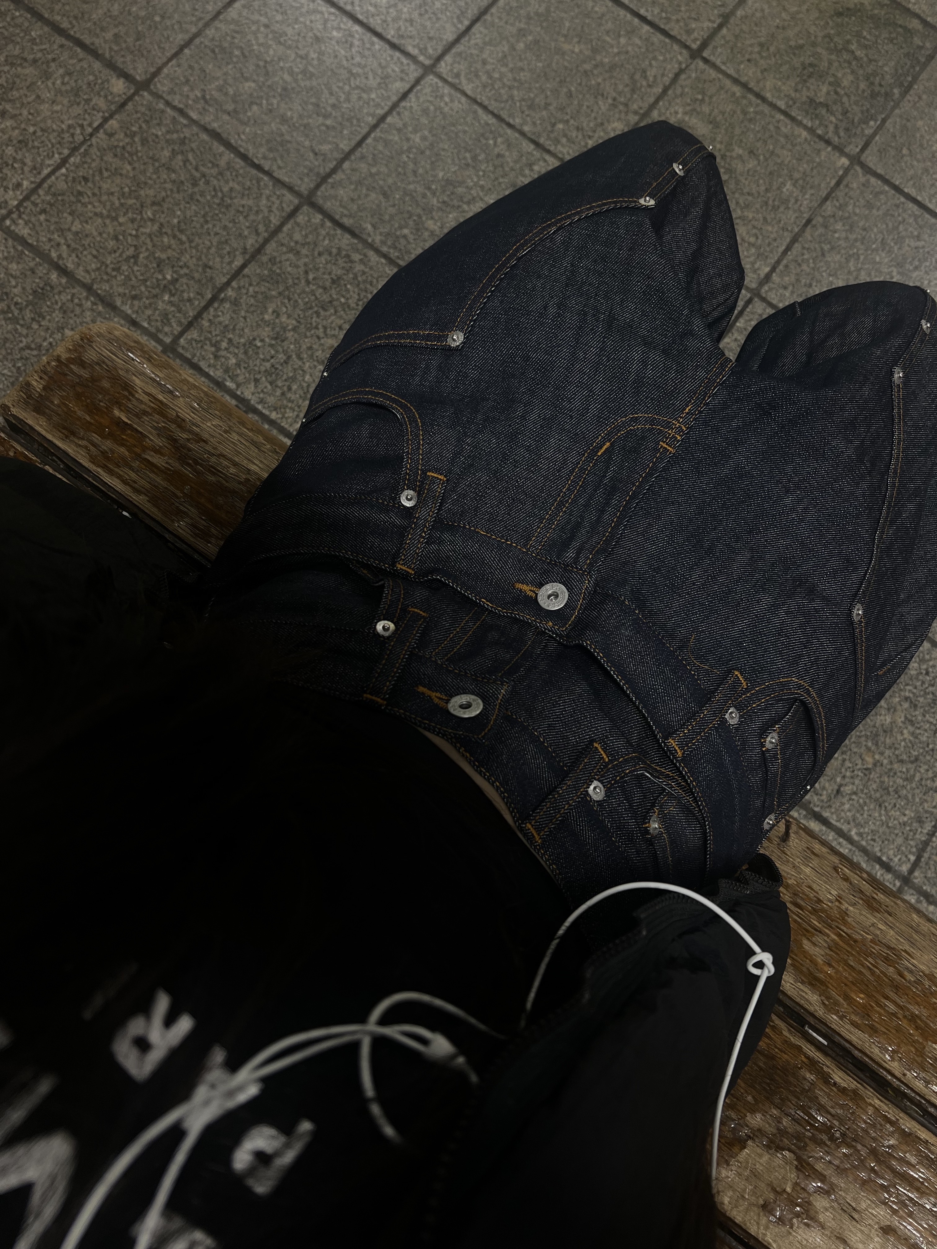 Balmain Eco Designed Cotton T-Shirt with Logo Print Black Silver, Supreme S Logo Rigid Baggy Jean Rigid Indigo - 25SS 착용 스타일 - 7