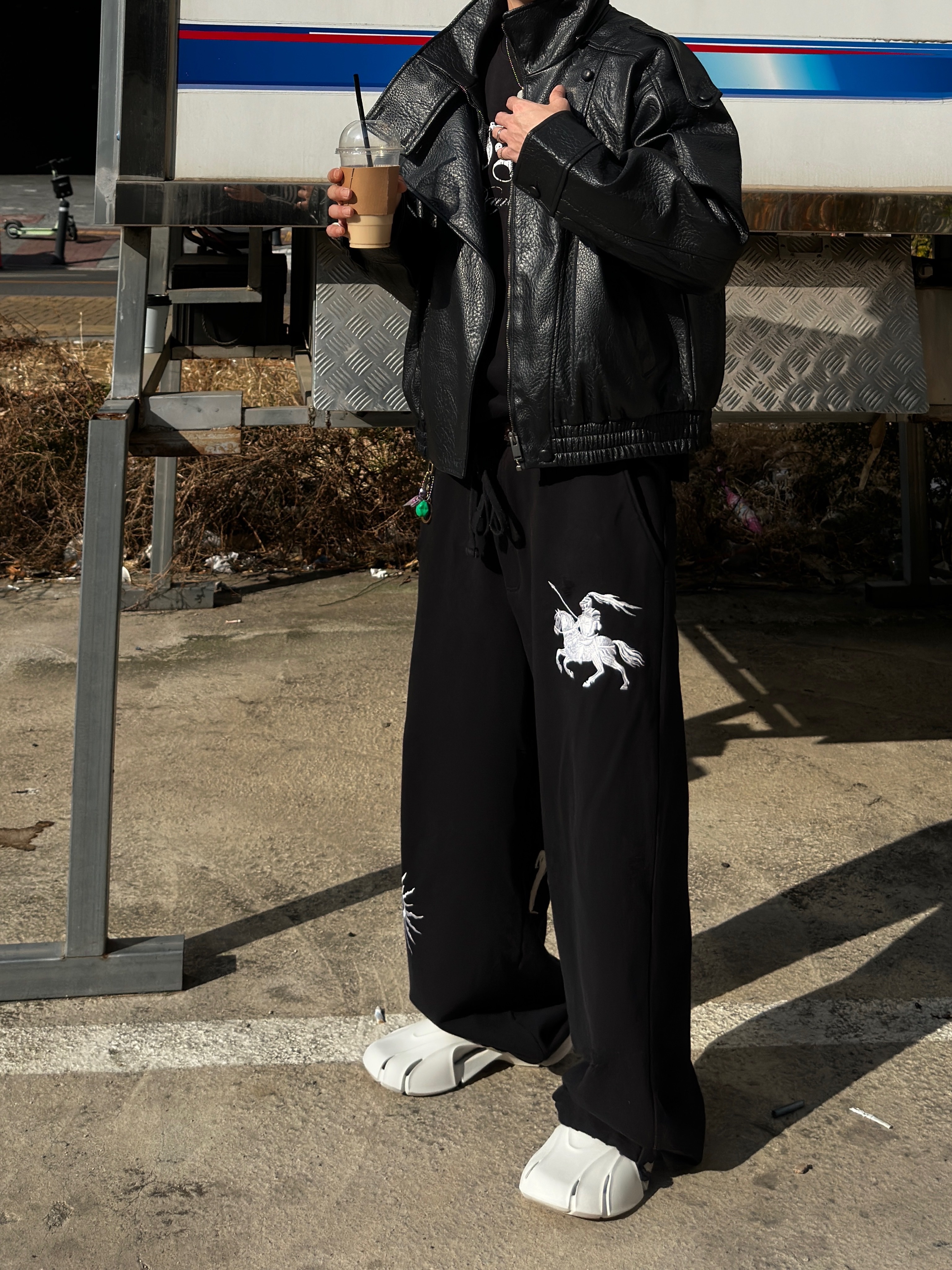 Zara Faux Leather Jacket Black, Wapworks Dayworker T-Shirt Black 착용 스타일 - 4