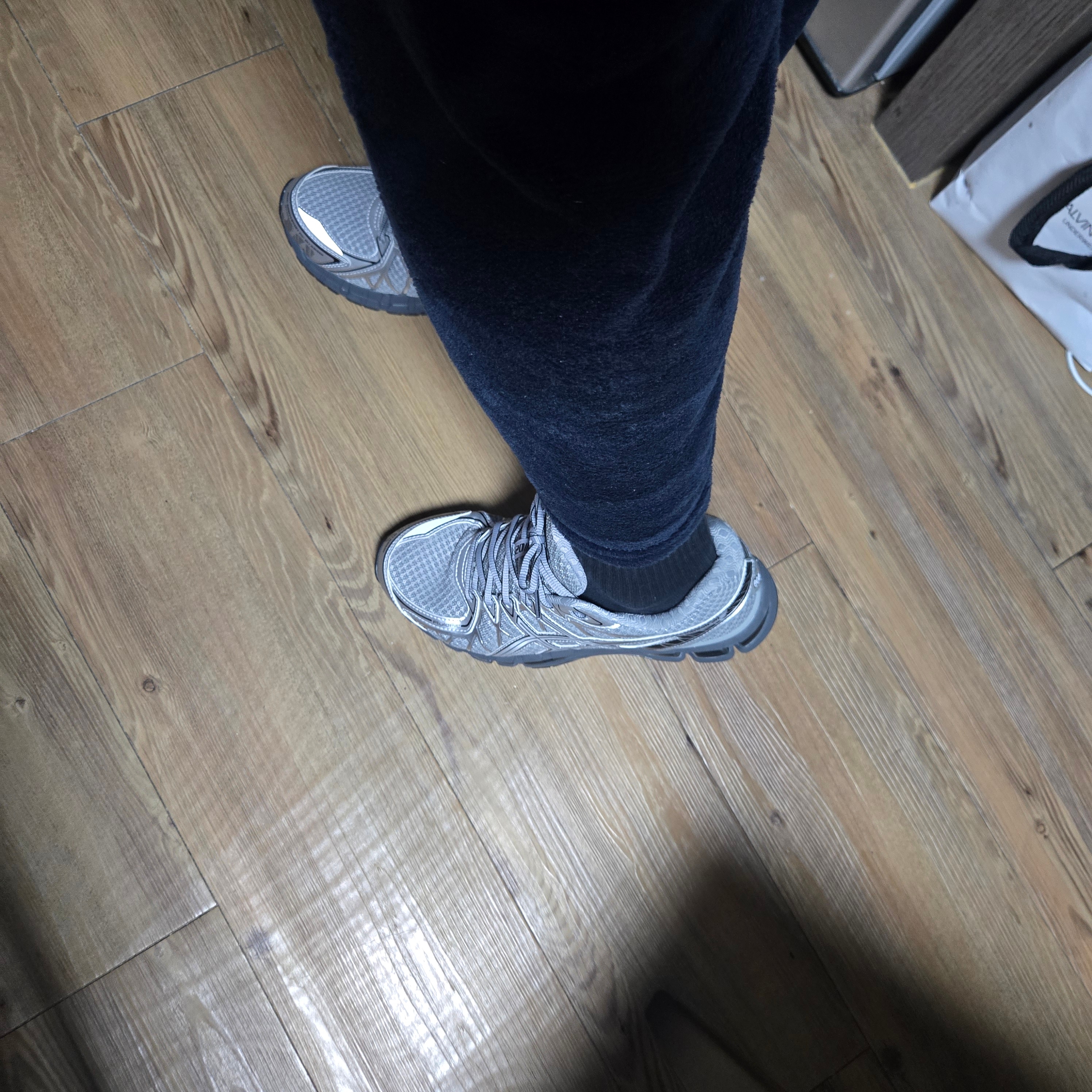 Asics Gel-Kayano 20 Gravel Pure Silver 착용 스타일 - 4