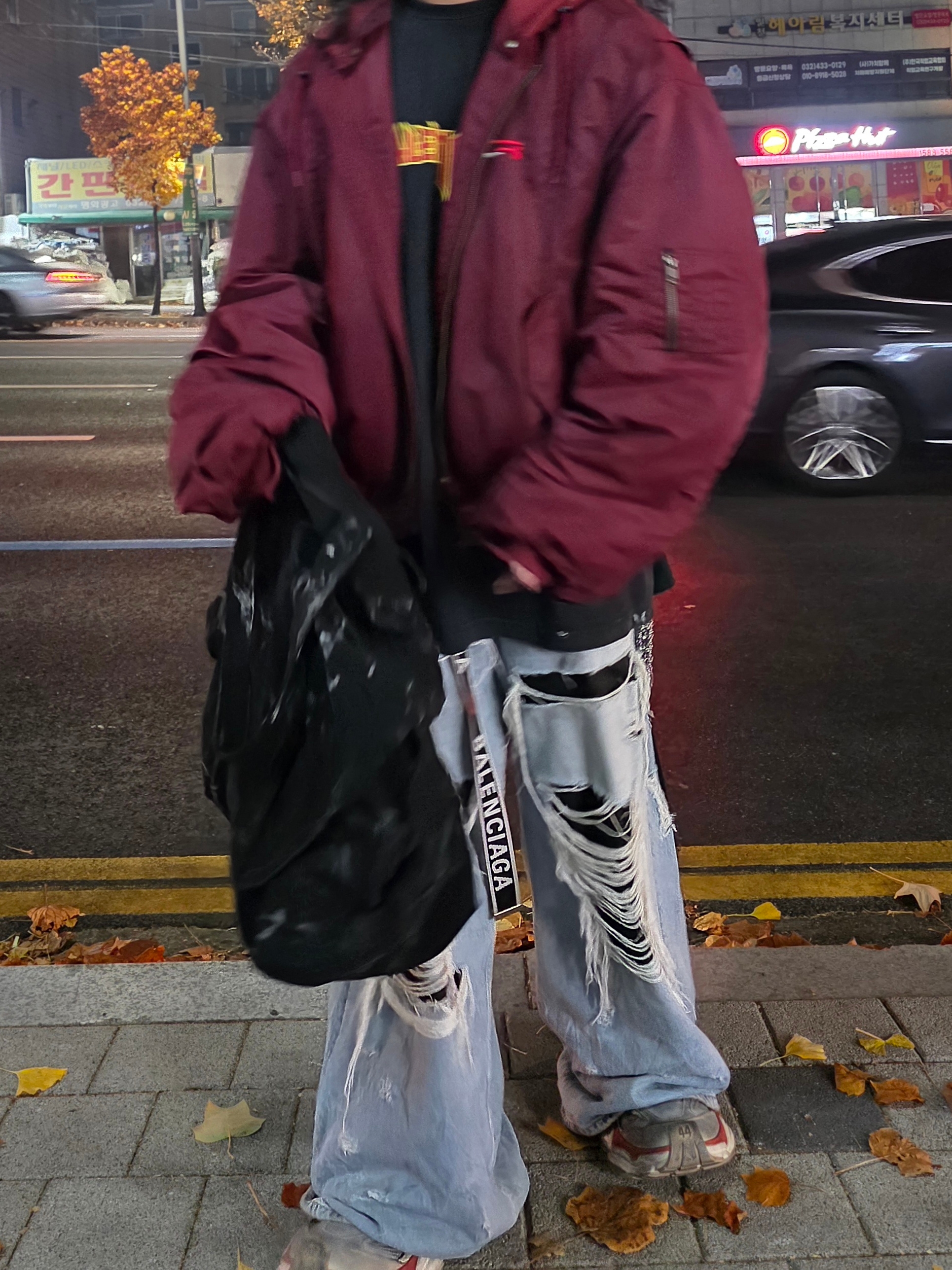 Balenciaga Cargo Sneakers Beige Grey Red 착용 스타일 - 3