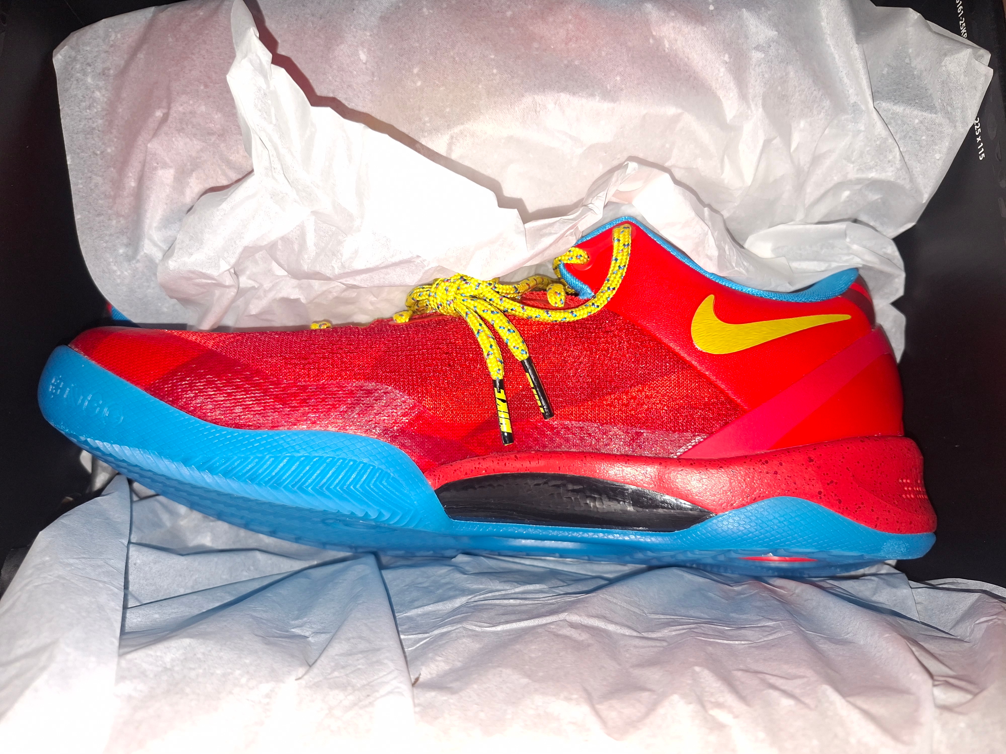 Nike Kobe 8 Protro Year of the Horse Light Crimson and Vivid Blue 착용 스타일