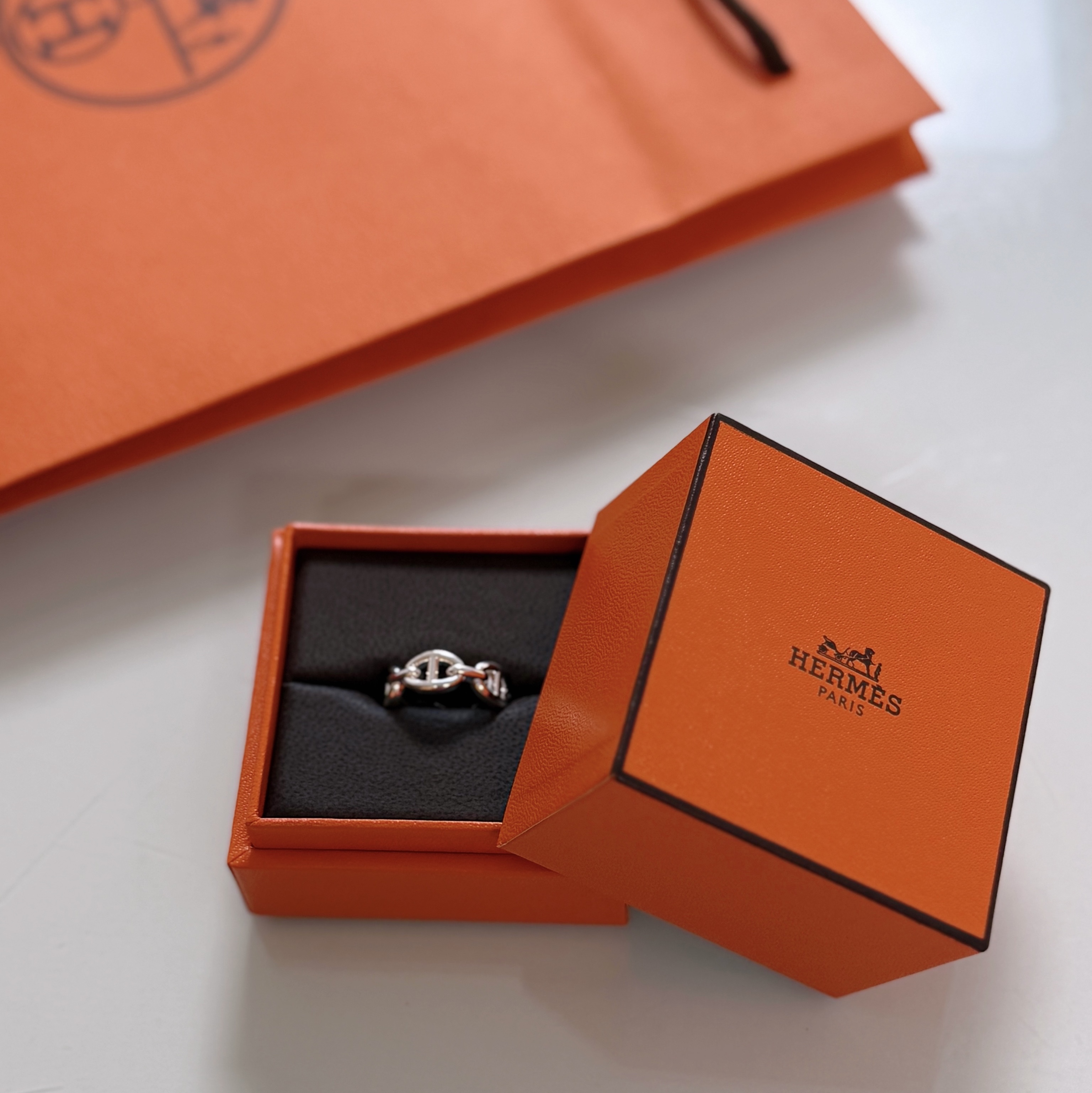 (W) Hermes Small Chaine D'Ancre Enchainee Ring Sterling Silver, (W) Hermes Mini Pop H Pendant Gold & Noir 착용 스타일 - 1