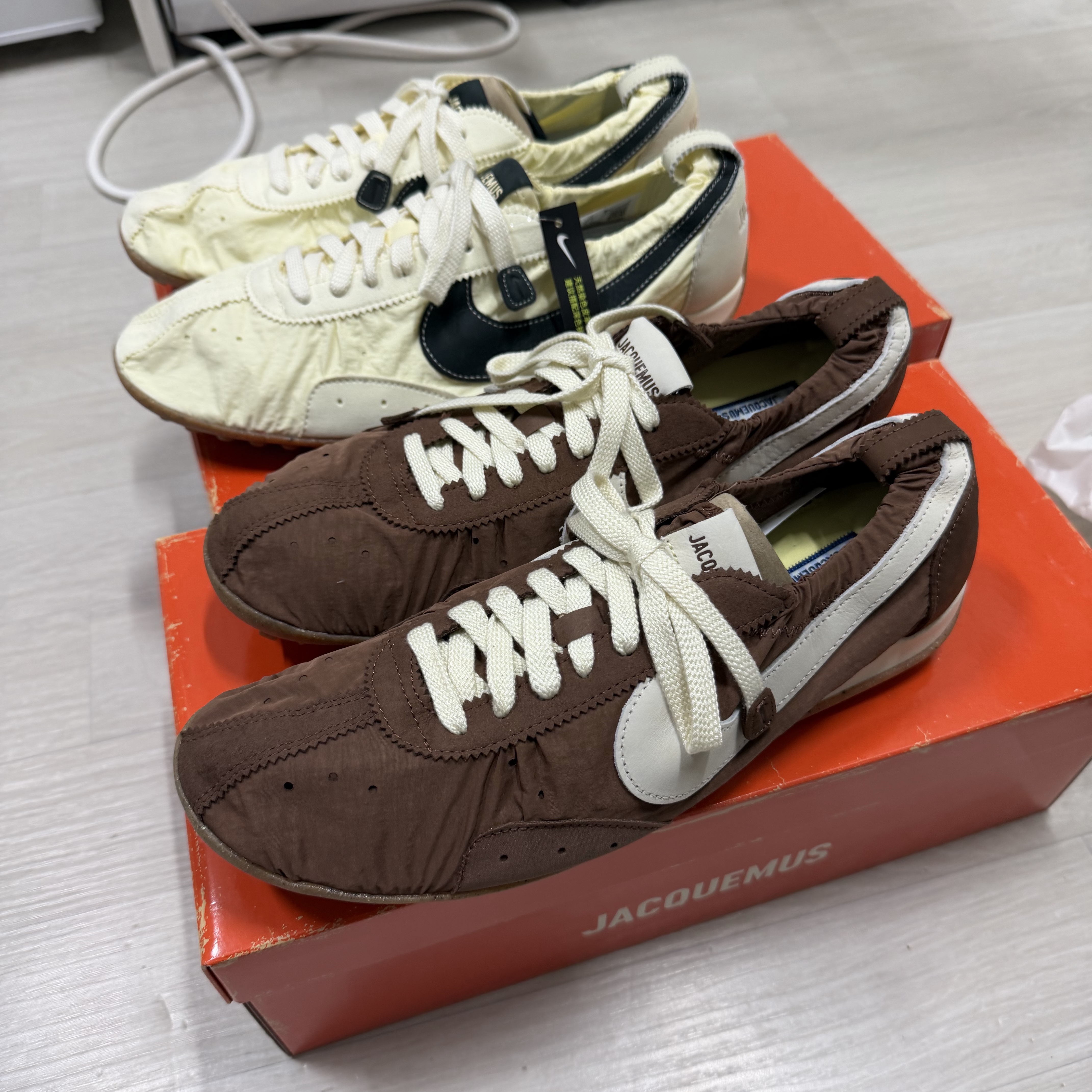 Nike x Jacquemus Moon Shoe SP Fauna Brown Cashmere, Nike x Jacquemus Moon Shoe SP Alabaster Off Noir 착용 스타일