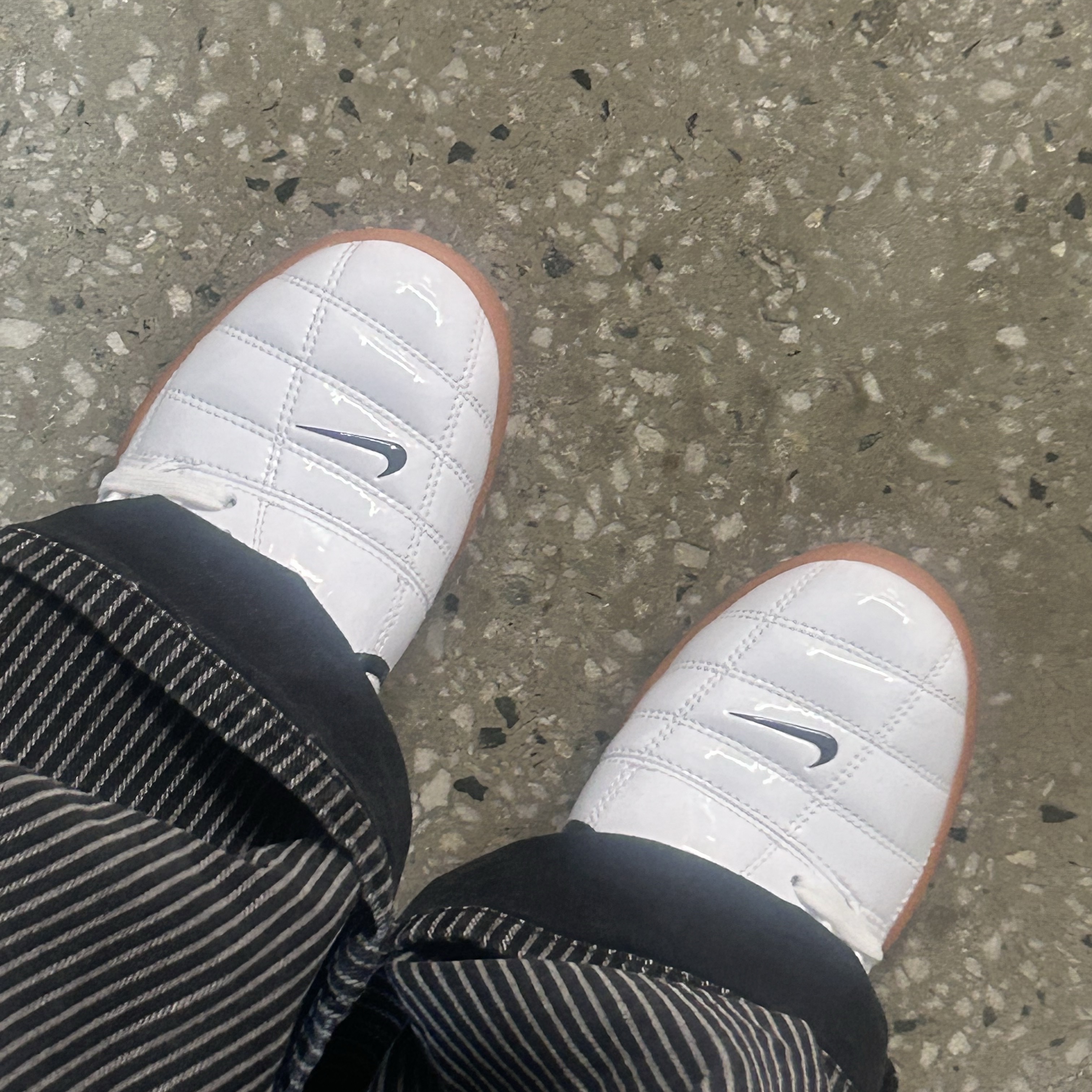 (W) Nike Total 90 White Metallic 착용 스타일 - 1