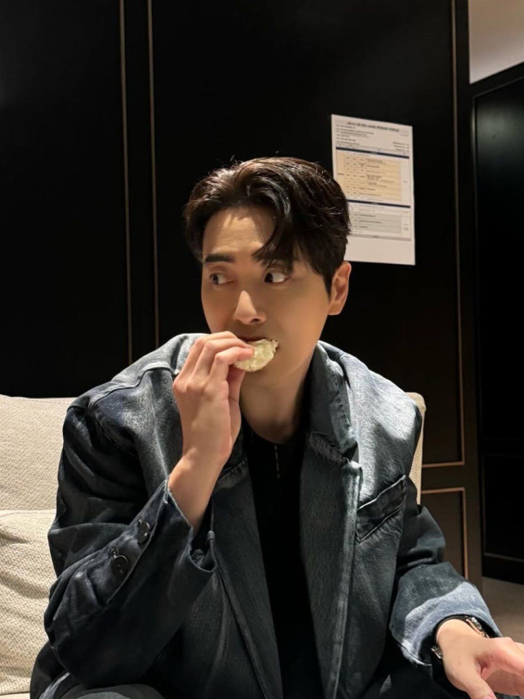 Engineered Garments Cotton Broken Denim Bedford Jacket Indigo, Uniqlo x JW Anderson Wide Fit Jeans Blue - KR 착용 스타일 - 3