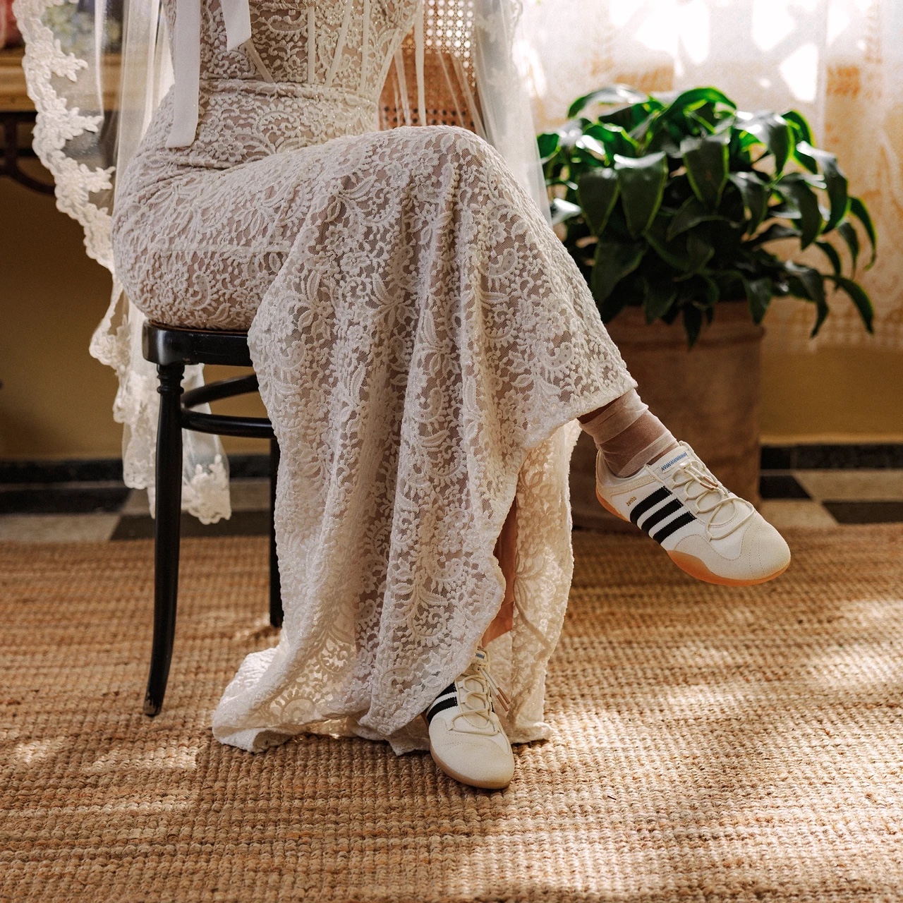 Adidas x Bad Bunny Ballerina Off White Core Black 착용 스타일 - 2