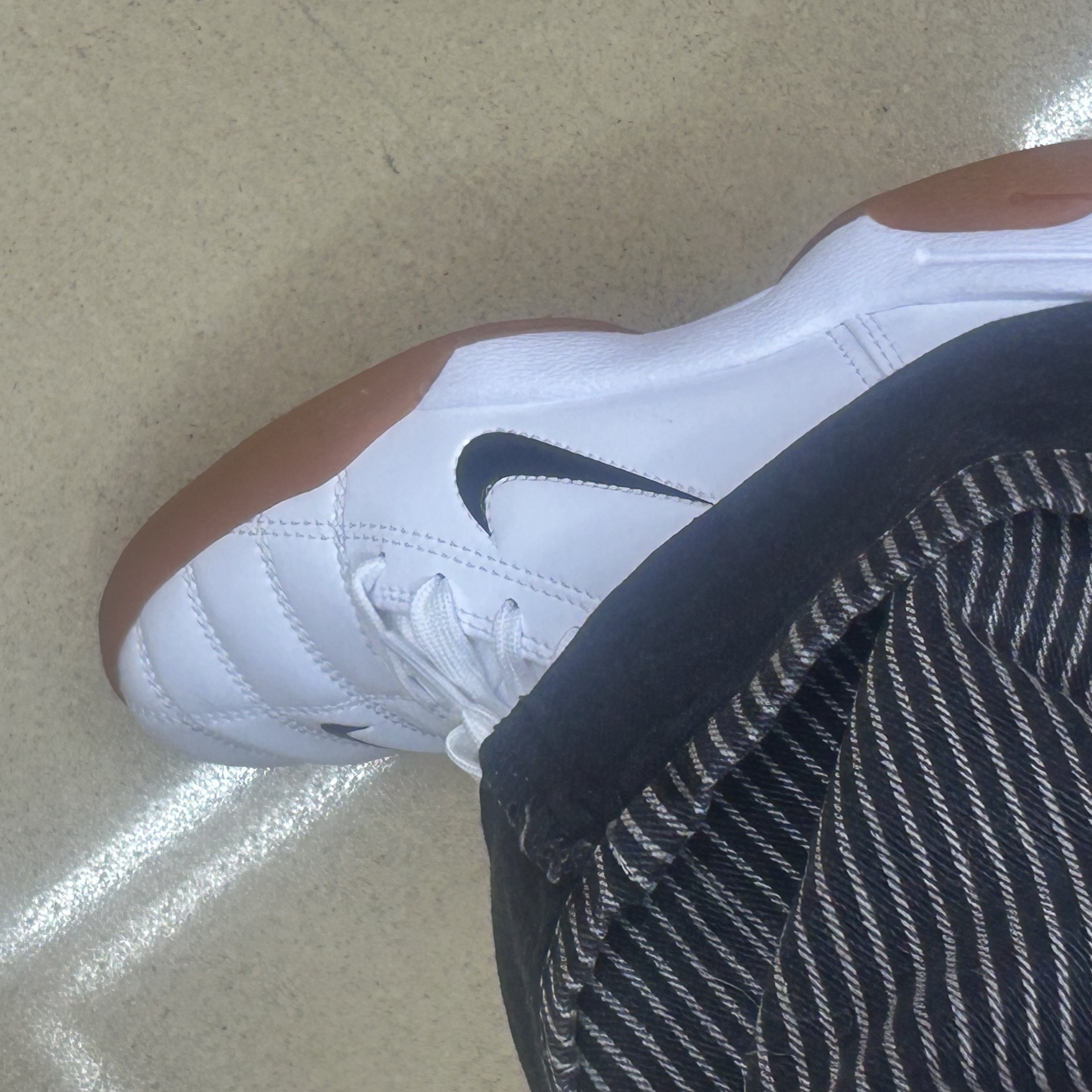 (W) Nike Total 90 White Metallic 착용 스타일 - 3