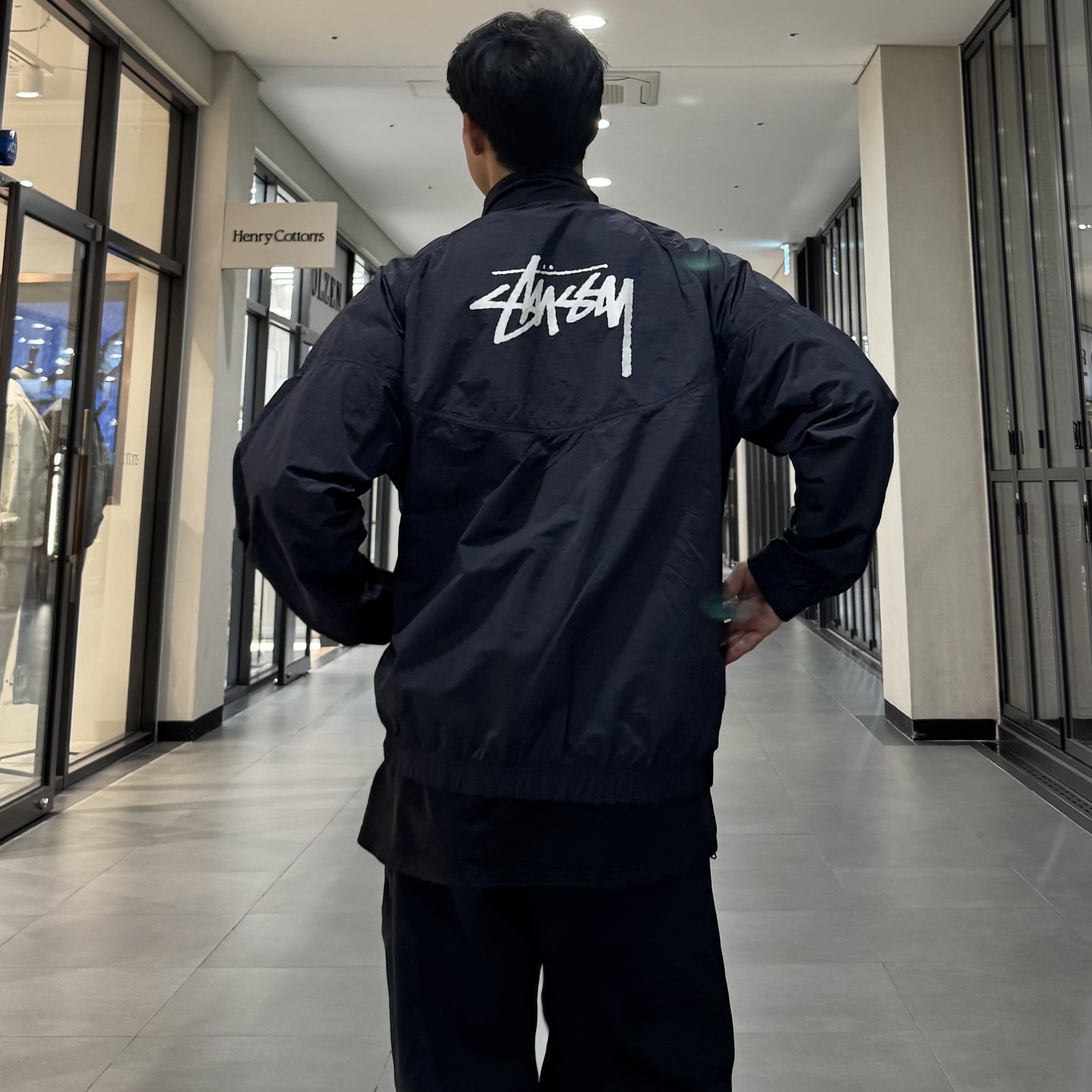 Nike x Stussy Windrunner Jacket Off Noir 착용 스타일