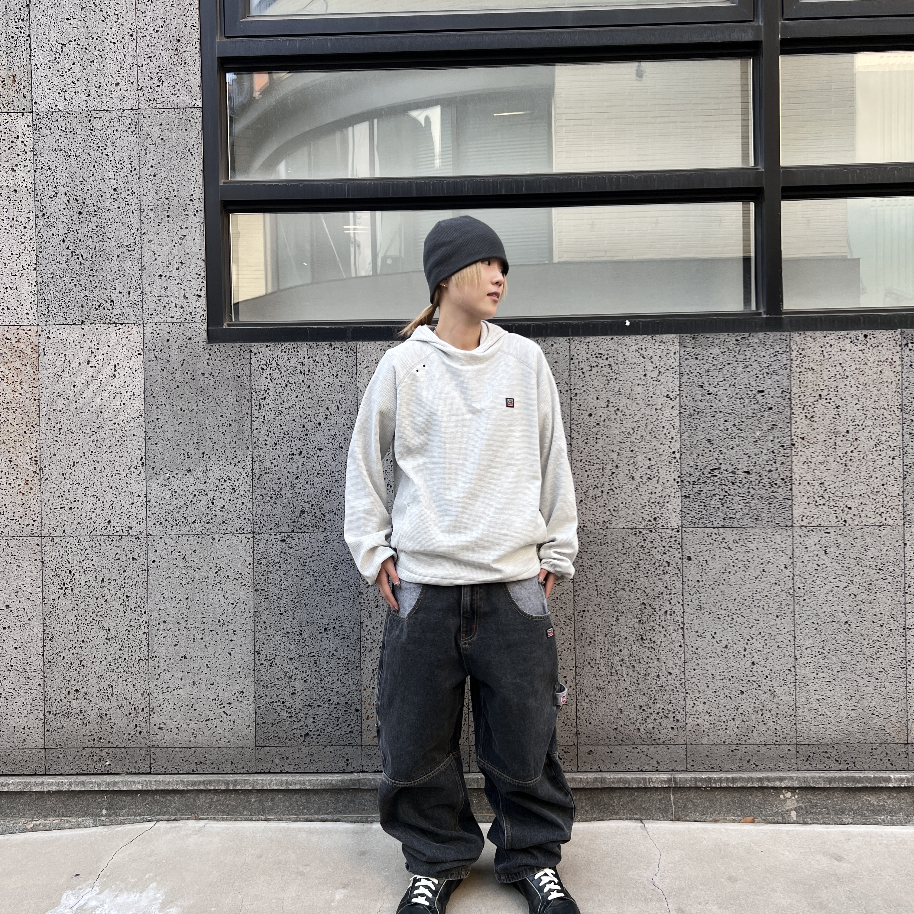 SPORT CHAMBER SC Waffle Ear-Open Hood T-shirt 1% Gray, SPORT CHAMBER SC Star Carpenter Denim Pants BLACK 착용 스타일 - 2