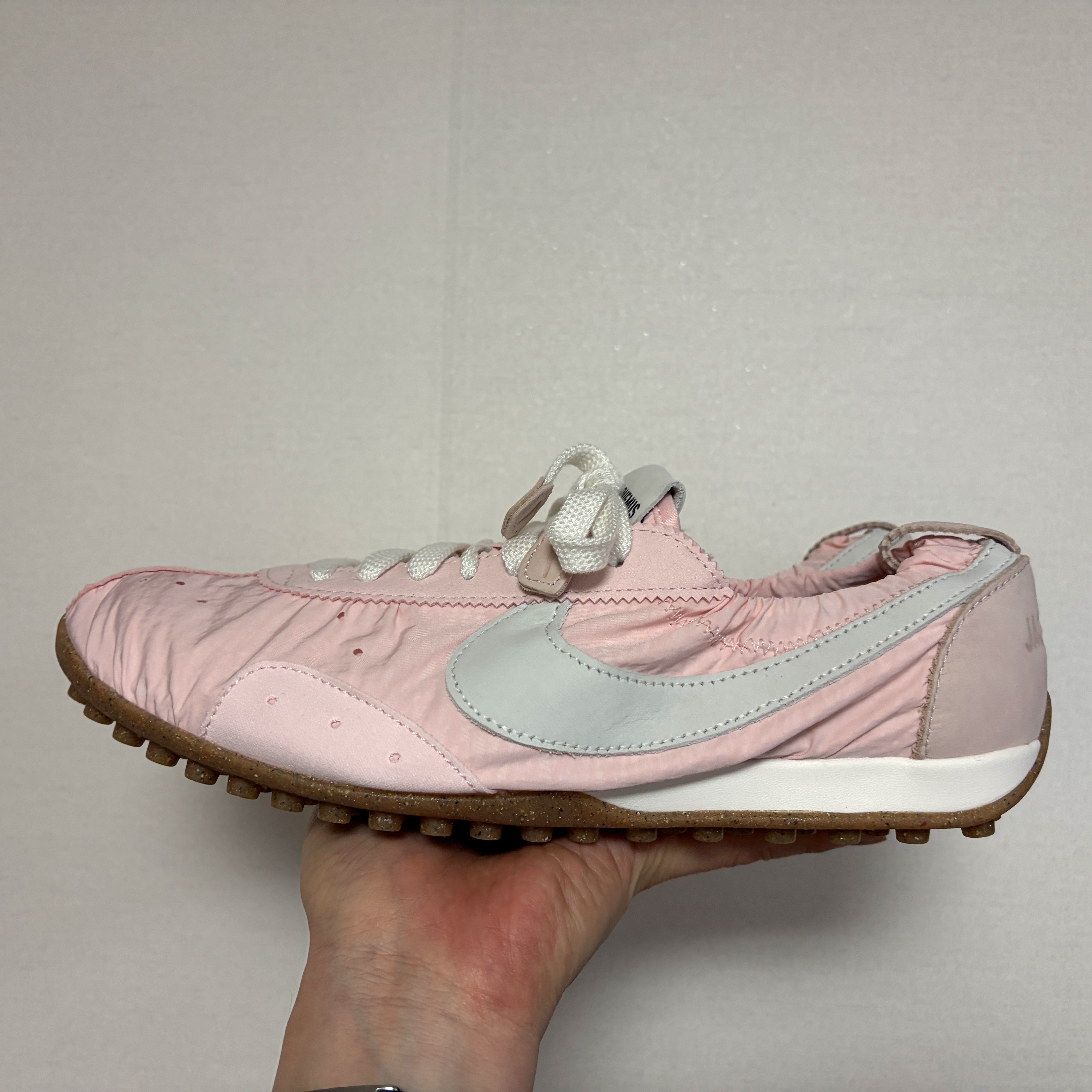 Nike x Jacquemus Moon Shoe SP Aluminum Pink Sail 착용 스타일 - 1