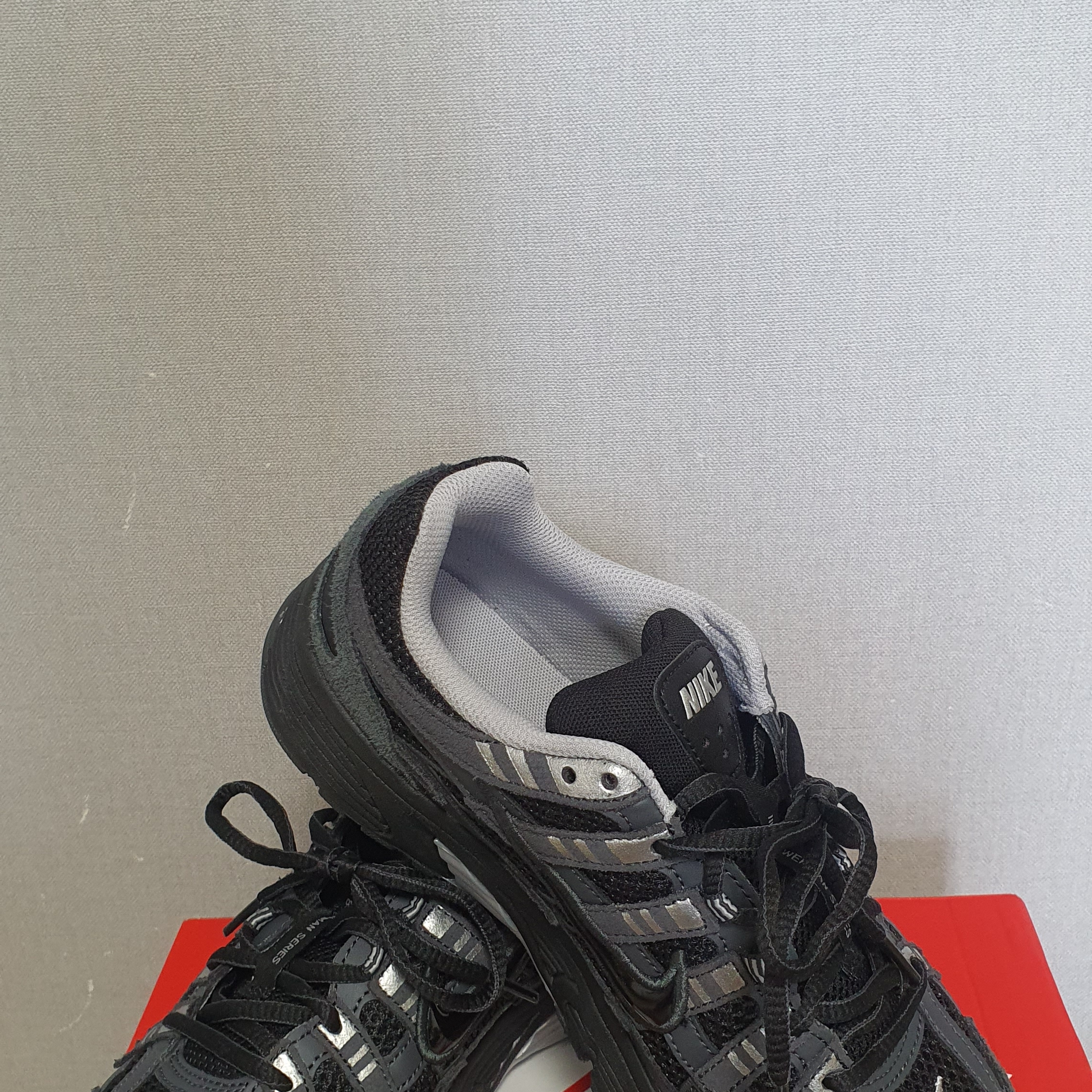 Nike P-6000 Suede Anthracite Chrome 착용 스타일 - 4