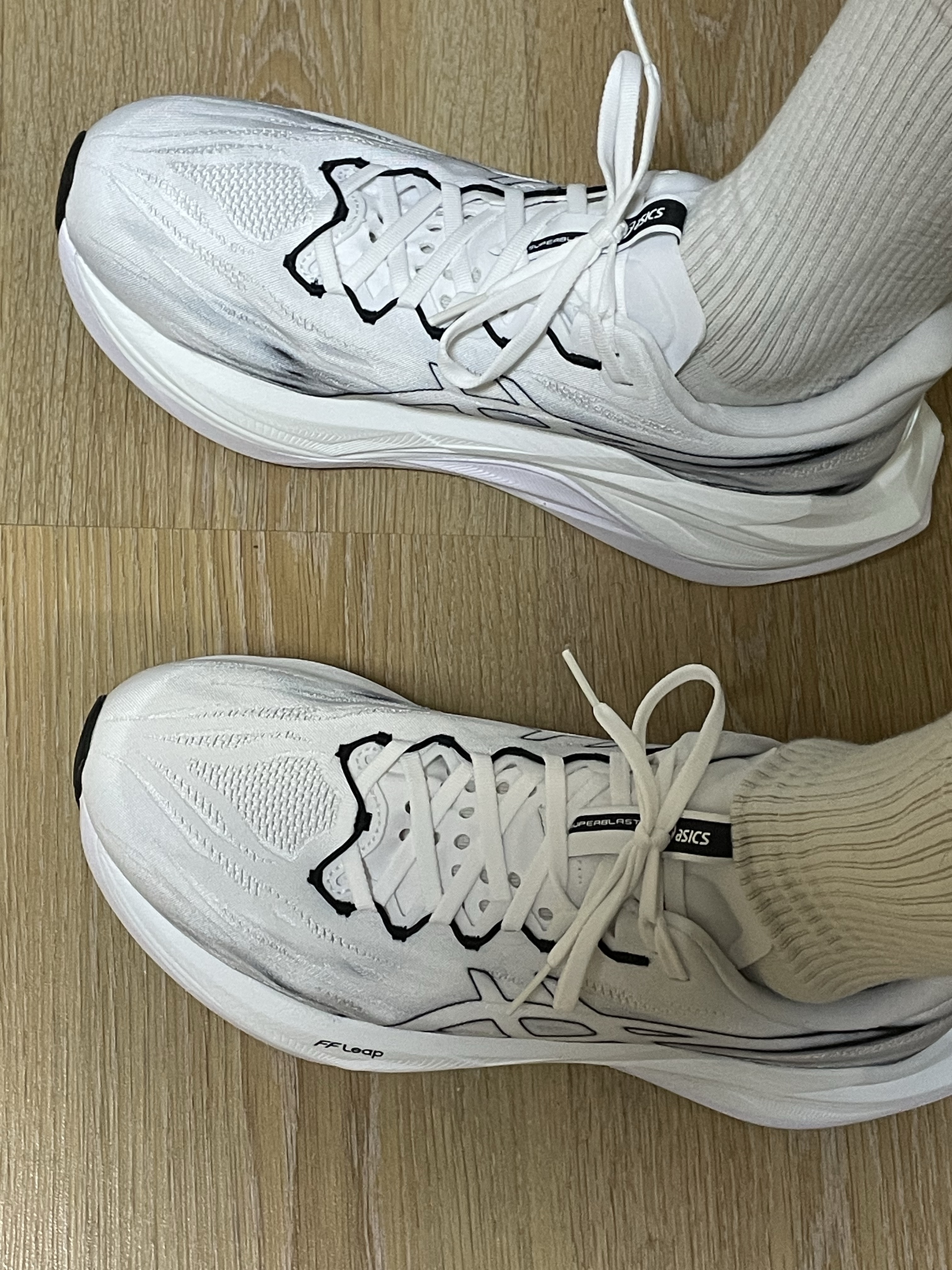 Asics Superblast 3 White Black, Asics Superblast 2 Black White 착용 스타일 - 2