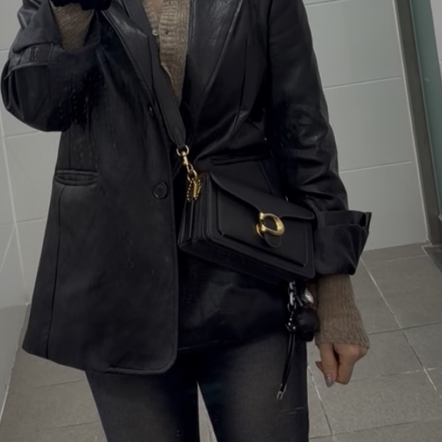 Coach Tabby Shoulder Bag 20 Black 착용 스타일 - 2