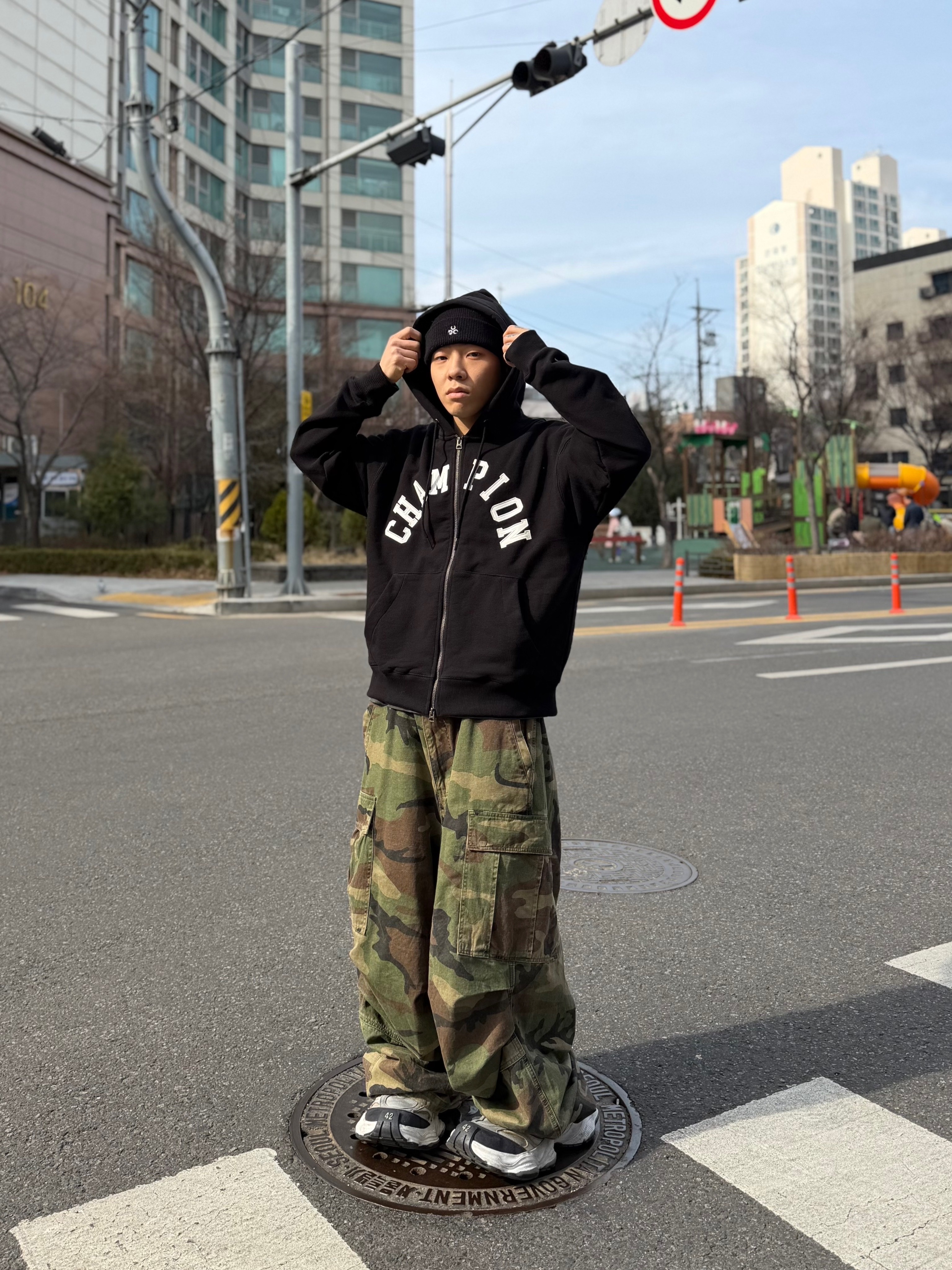 Balenciaga Cargo Sneakers White Grey 착용 스타일 - 4