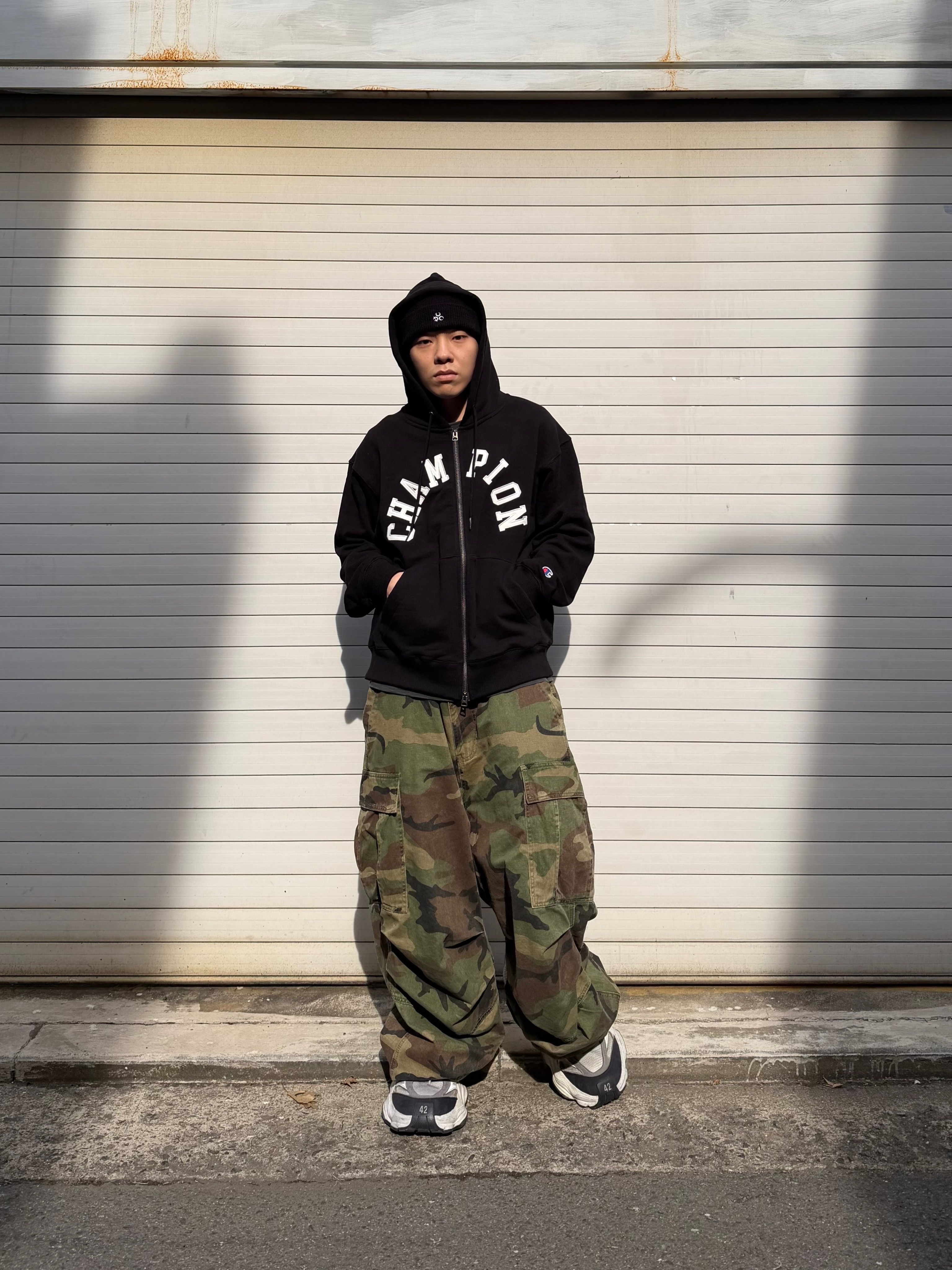 Balenciaga Cargo Sneakers White Grey 착용 스타일 - 1