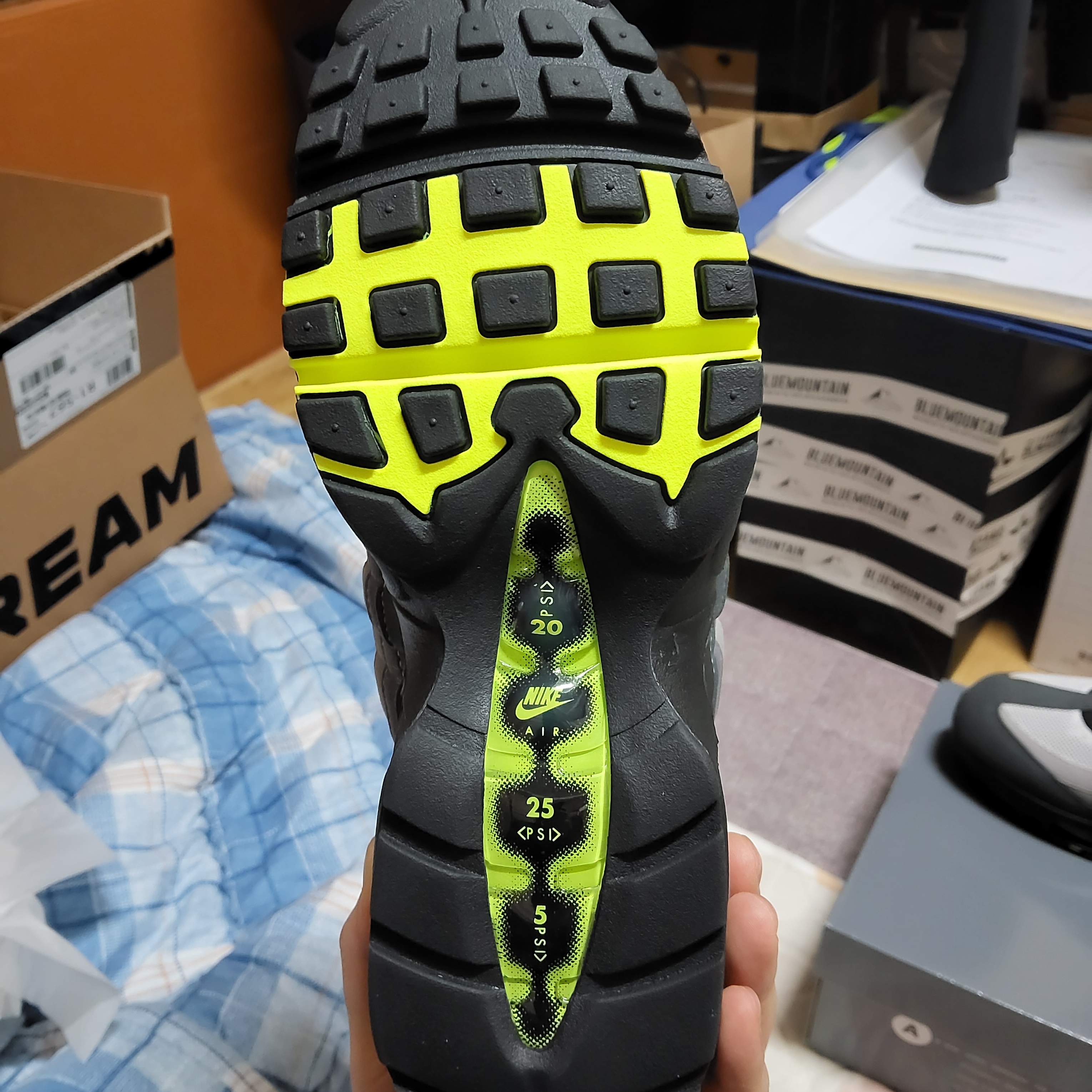Nike Air Max 95 OG Neon 착용 스타일 - 4