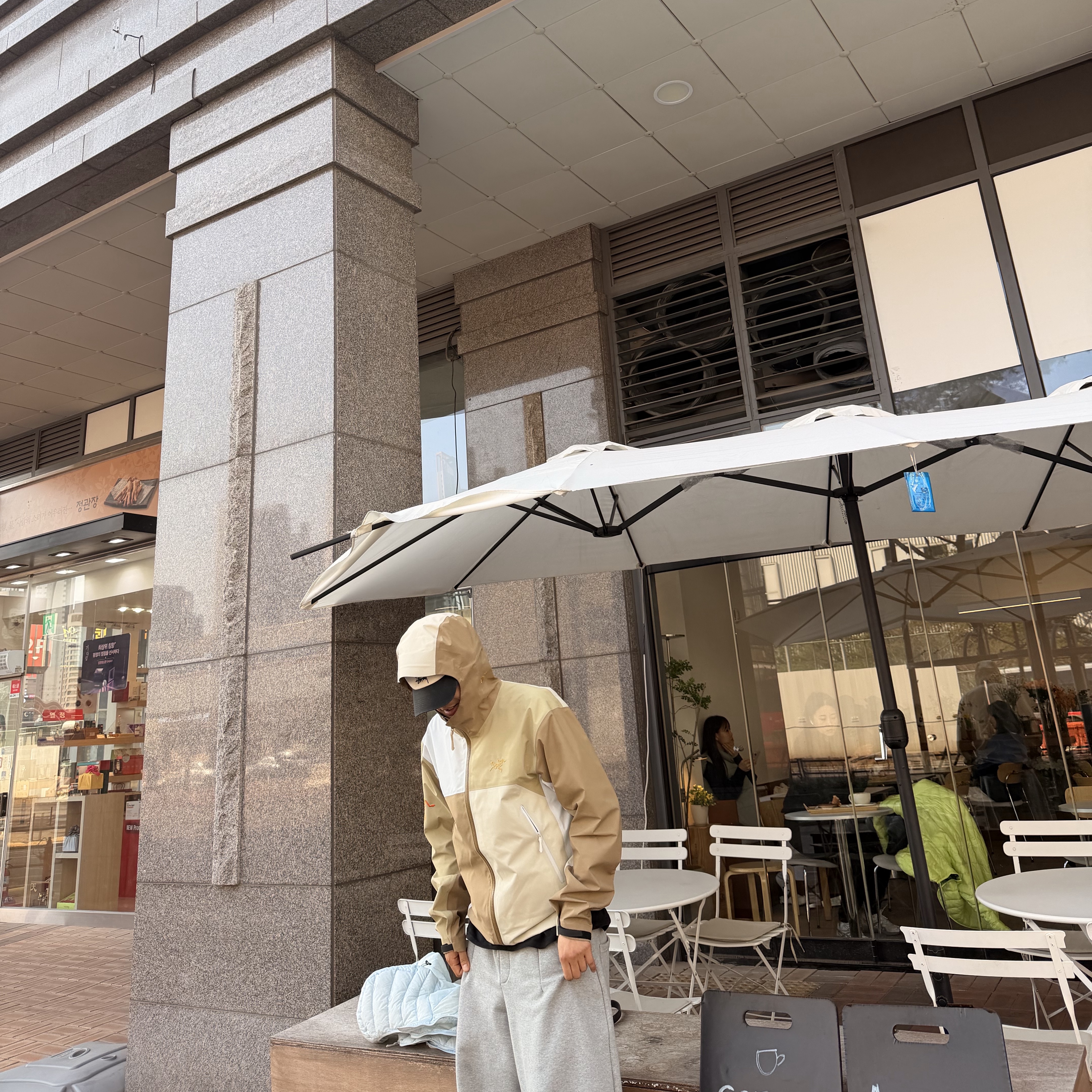 Nike x Martine Rose Shox MR4 White and Varsity Red, Arc'teryx x Beams Beta Jacket Nagomi 착용 스타일 - 3