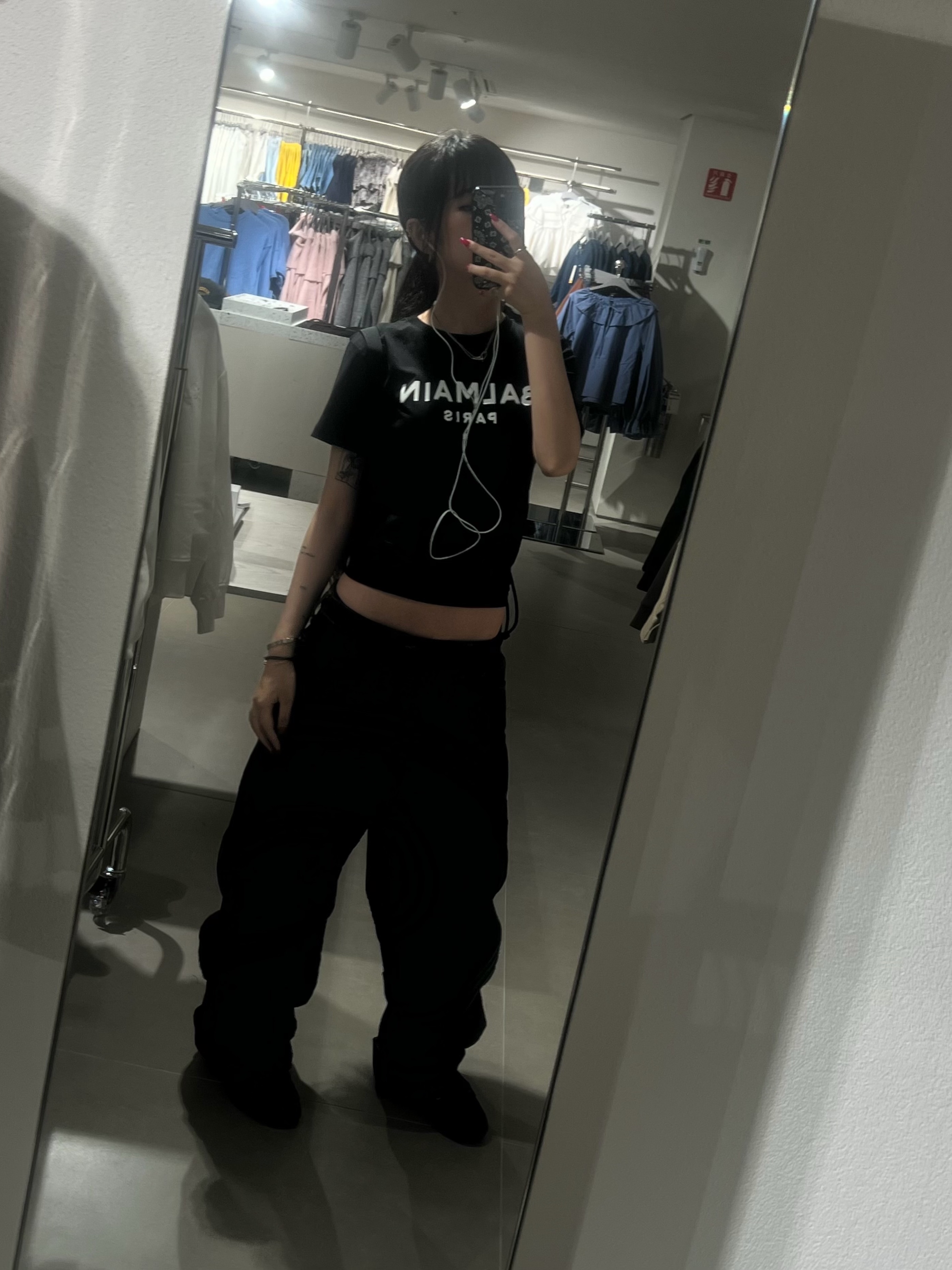 Balmain Eco Designed Cotton T-Shirt with Logo Print Black Silver, Supreme S Logo Rigid Baggy Jean Rigid Indigo - 25SS 착용 스타일 - 4