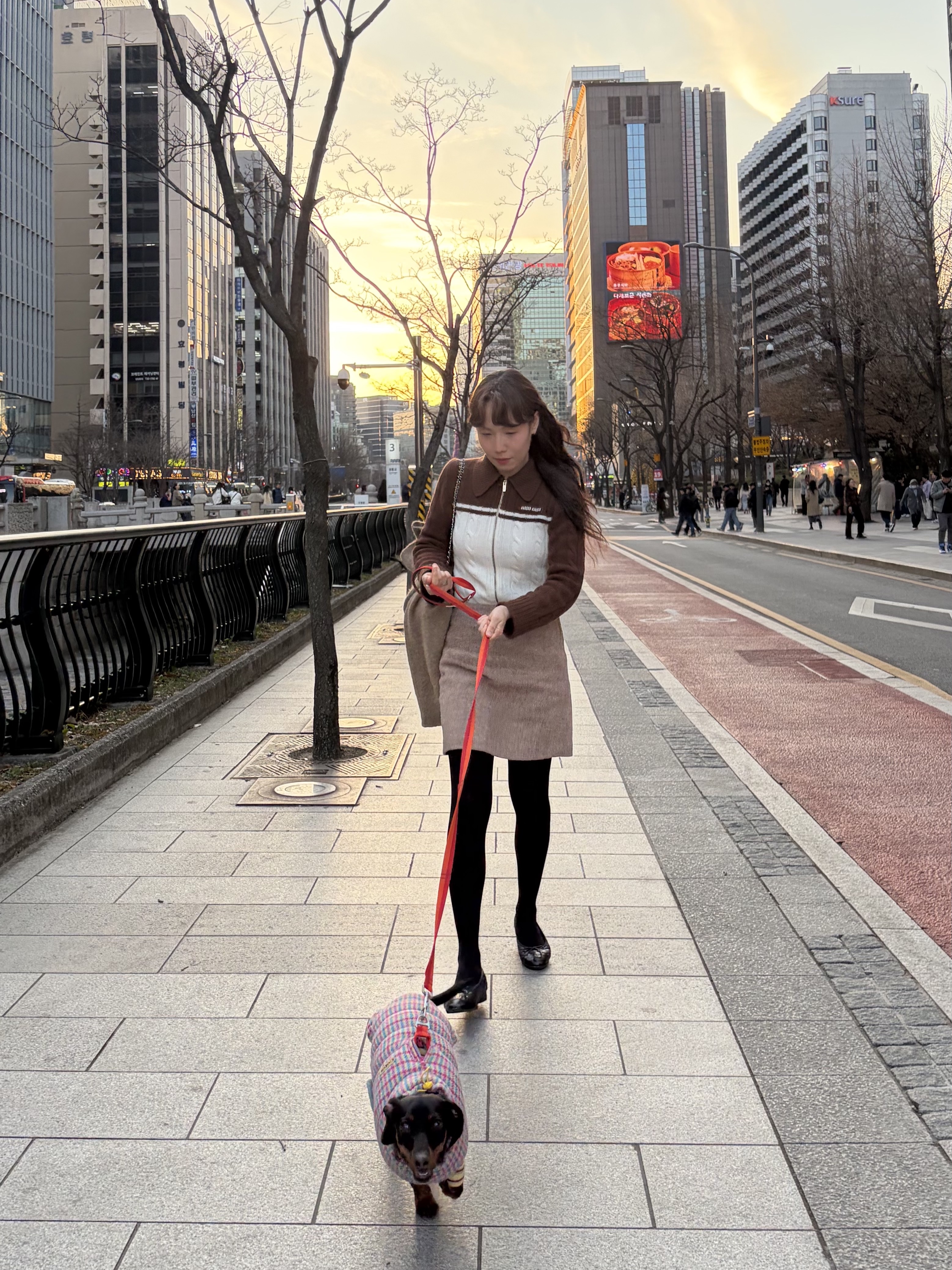 Chanel Small Gabrielle Backpack Aged Calfskin & Gold Silver Black, (W) Chanel Ballerina Flat Aged Calfskin & Black 착용 스타일 - 1
