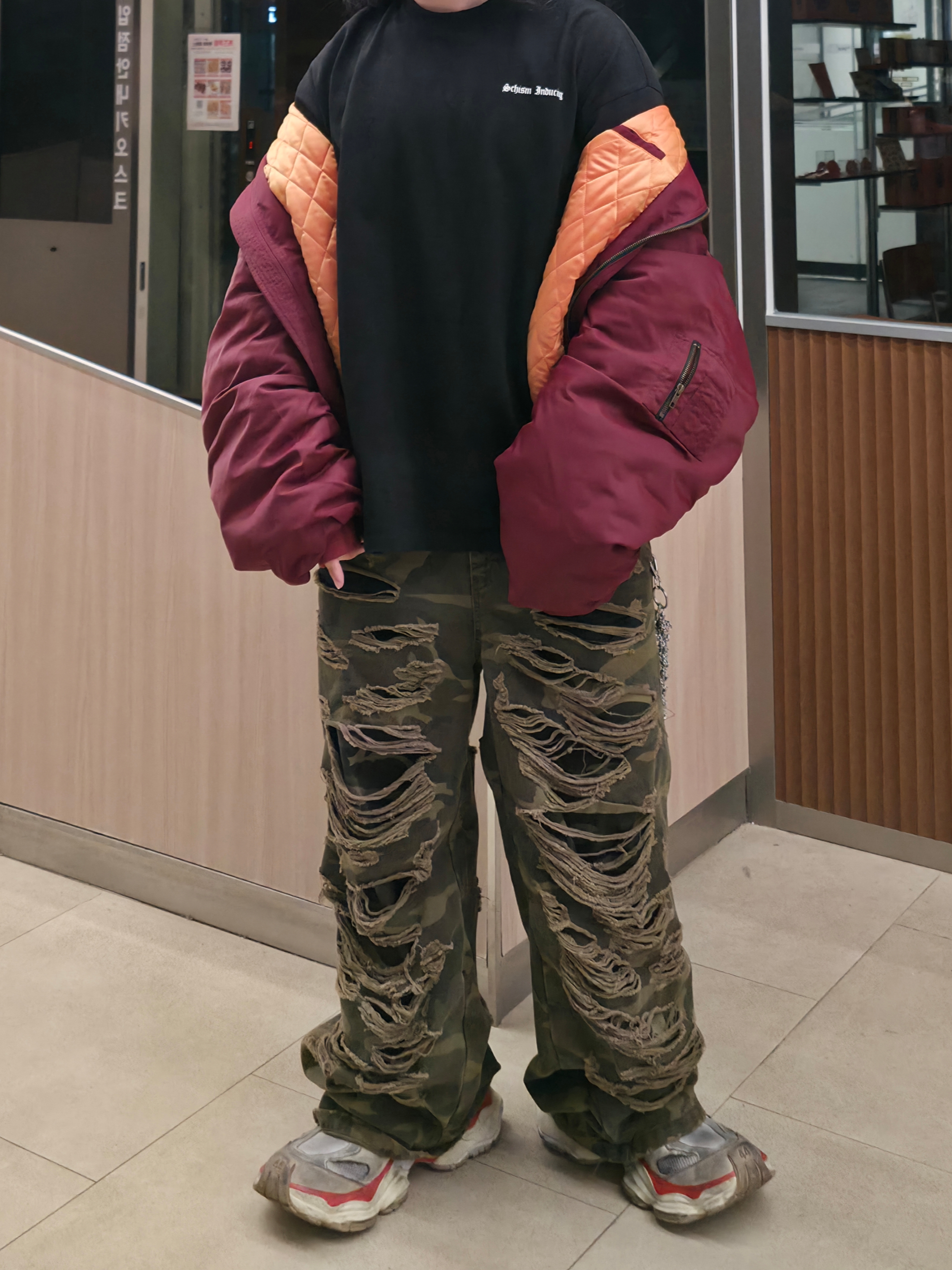 emostanceclub Double Layered Distressed Camo Pants Woodland Camo, Balenciaga Cargo Sneakers Beige Grey Red 착용 스타일 - 5