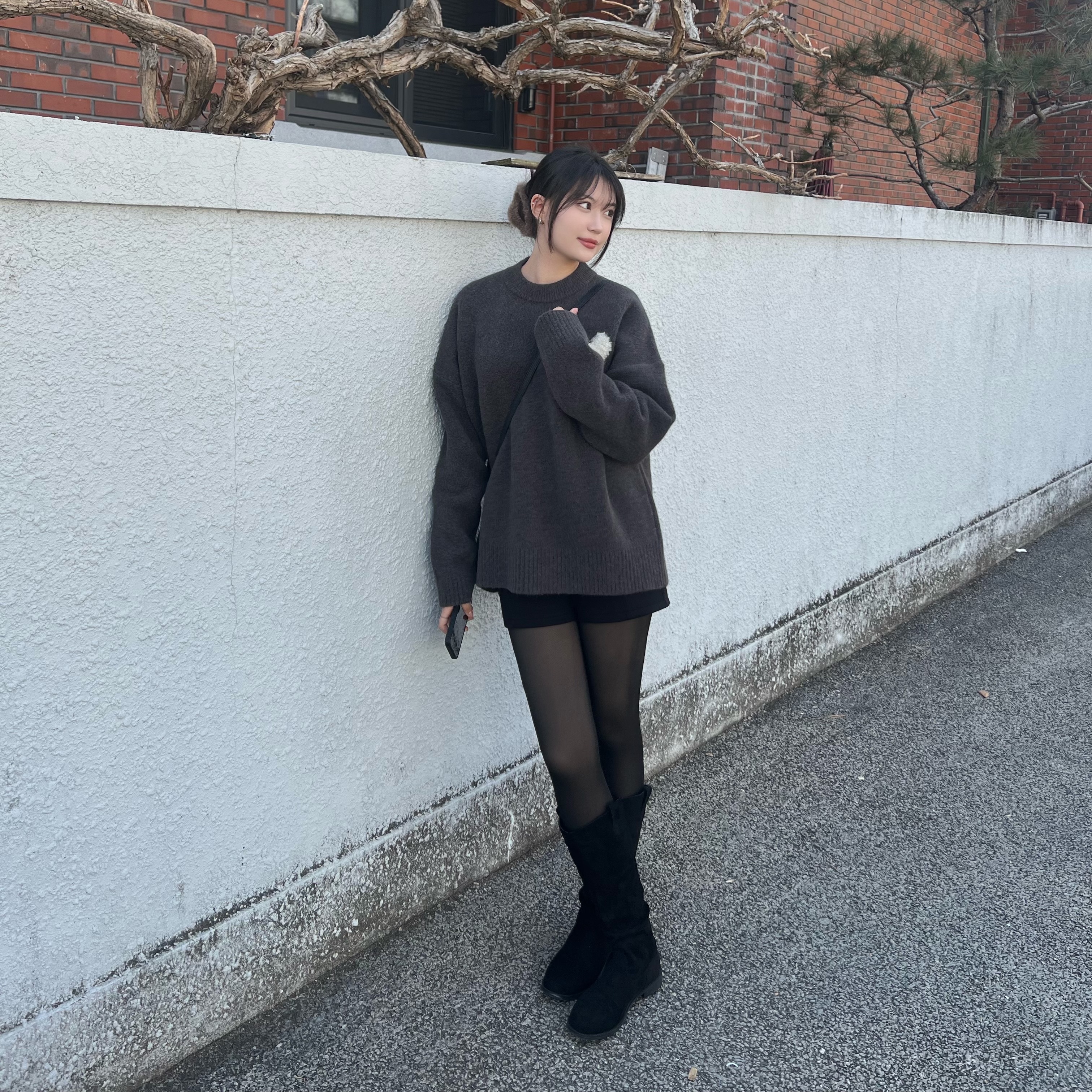AMI de Coeur Cloudy Wool Sweater Dark Grey 착용 스타일 - 3