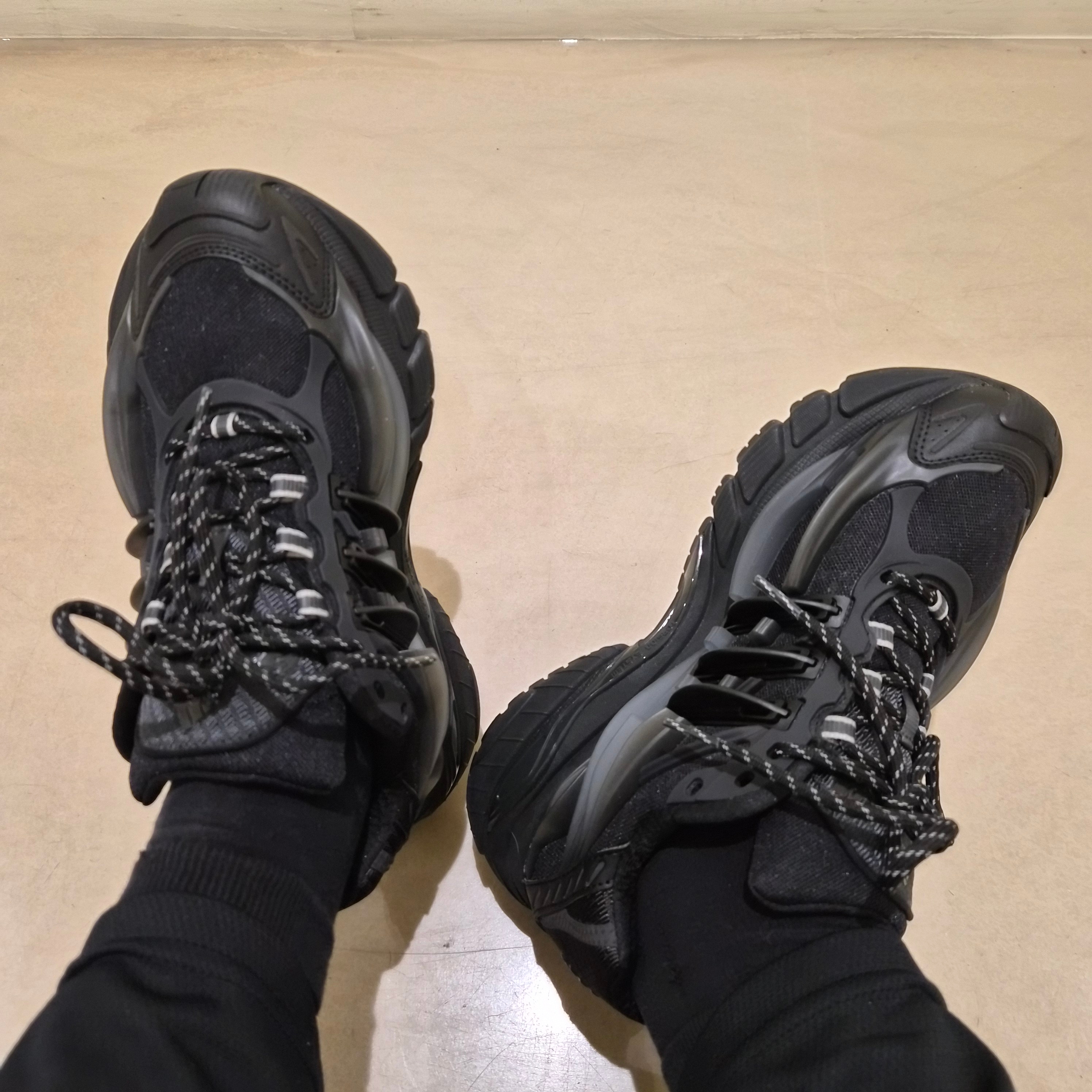 Adidas x Pharrell Williams Virginia Adistar Jellyfish Triple Black 착용 스타일 - 2
